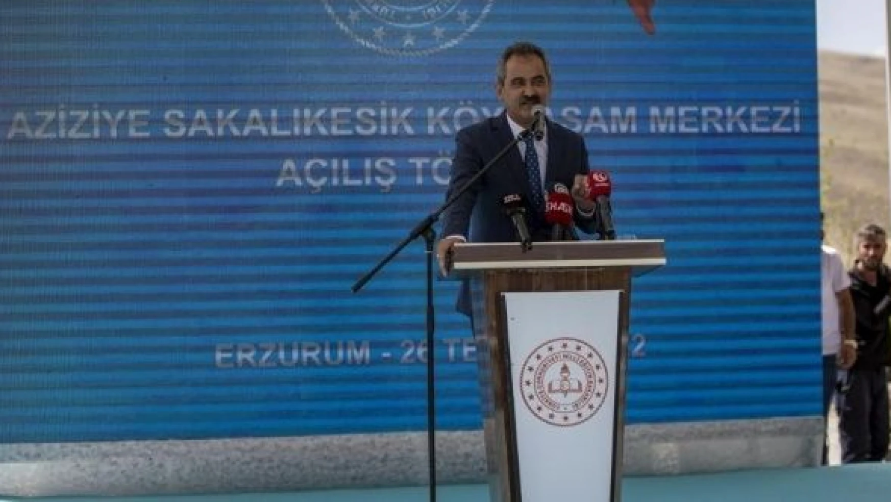 Bakan Özer: 'Bu ülkenin tüm çocuklarının eğitime erişimi kolaylaştırıldı'