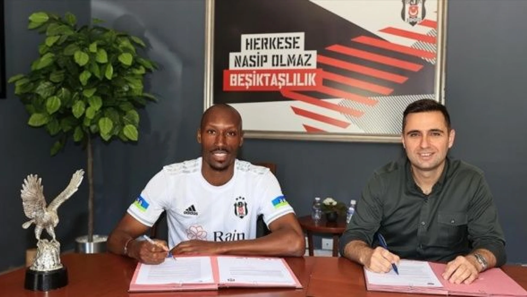 Beşiktaş, Atiba Hutchinson ile sözleşmeyi bir yıllığına uzattı
