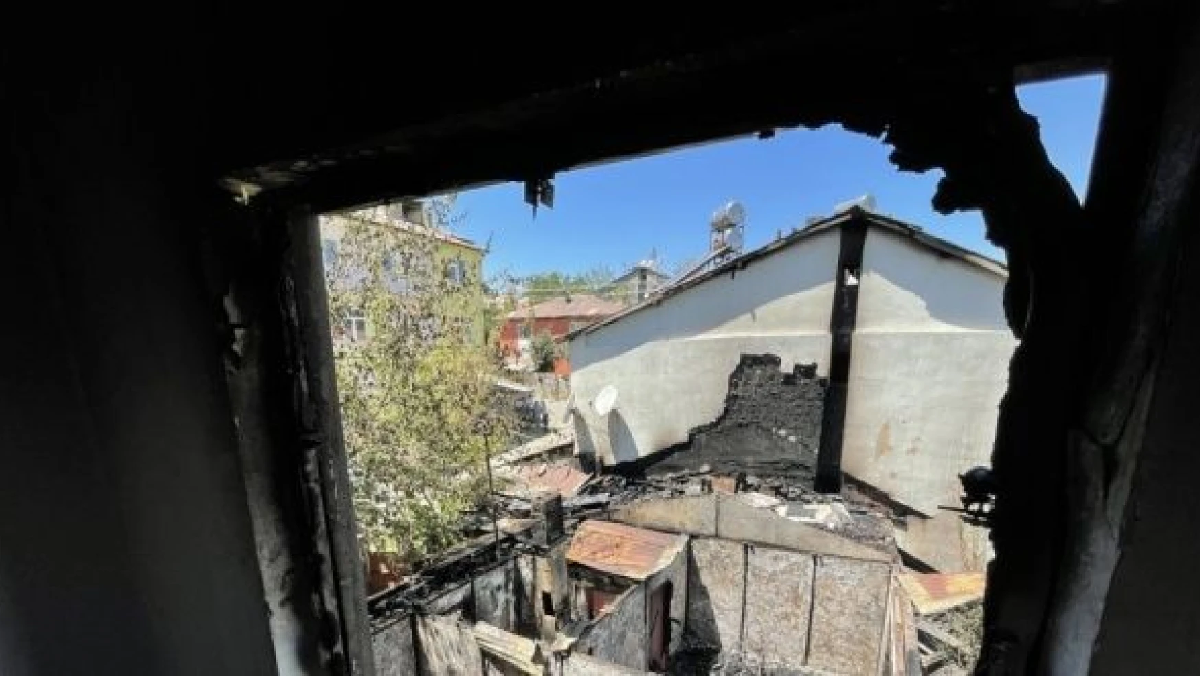 Bingöl'de bir ev alev alev yandı!
