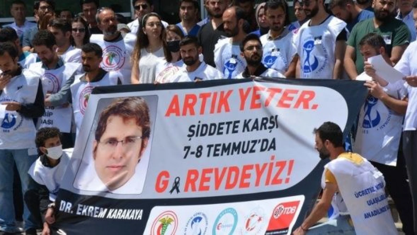 Bitlis'te sağlıkçılardan doktor Karakaya'nın öldürülmesine tepki !