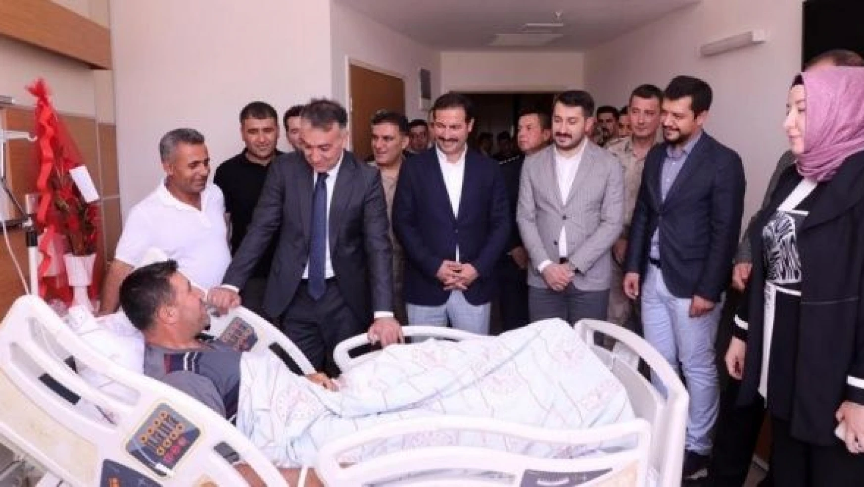 Bitlis Valisi Çağatay, güvenlik korucusunu ziyaret etti