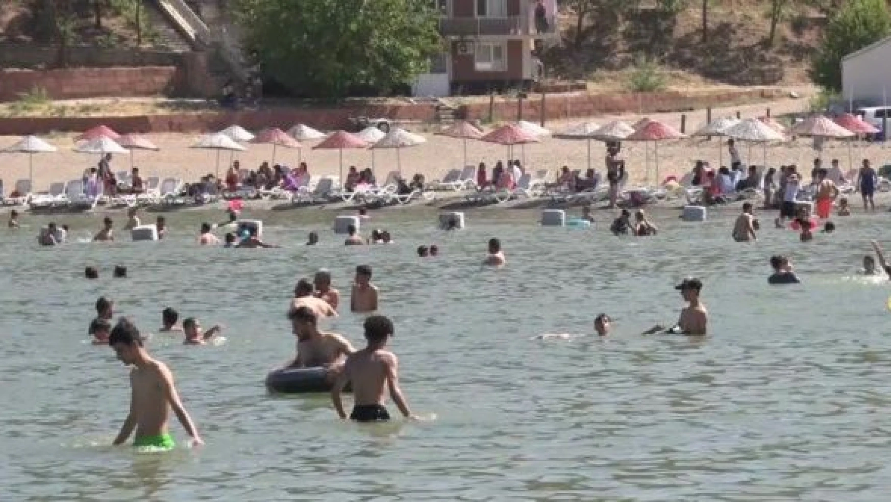 Elazığ'ı sıcak vurdu! Vatandaş Sivrice Gölü'ne Koştu