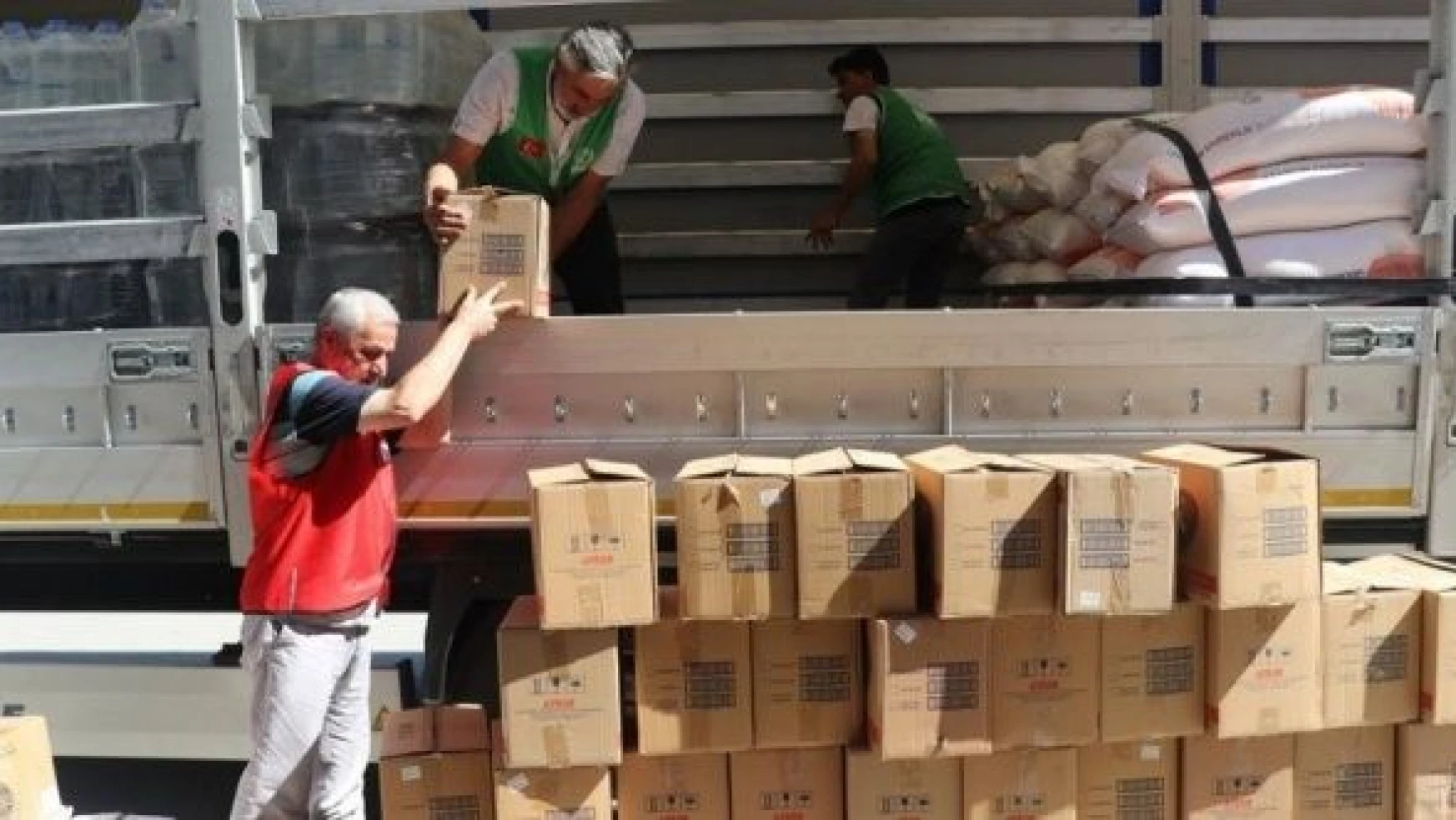 Erzincan'dan  Suriye'ye tonlarca  yardım malzemesi gönderildi
