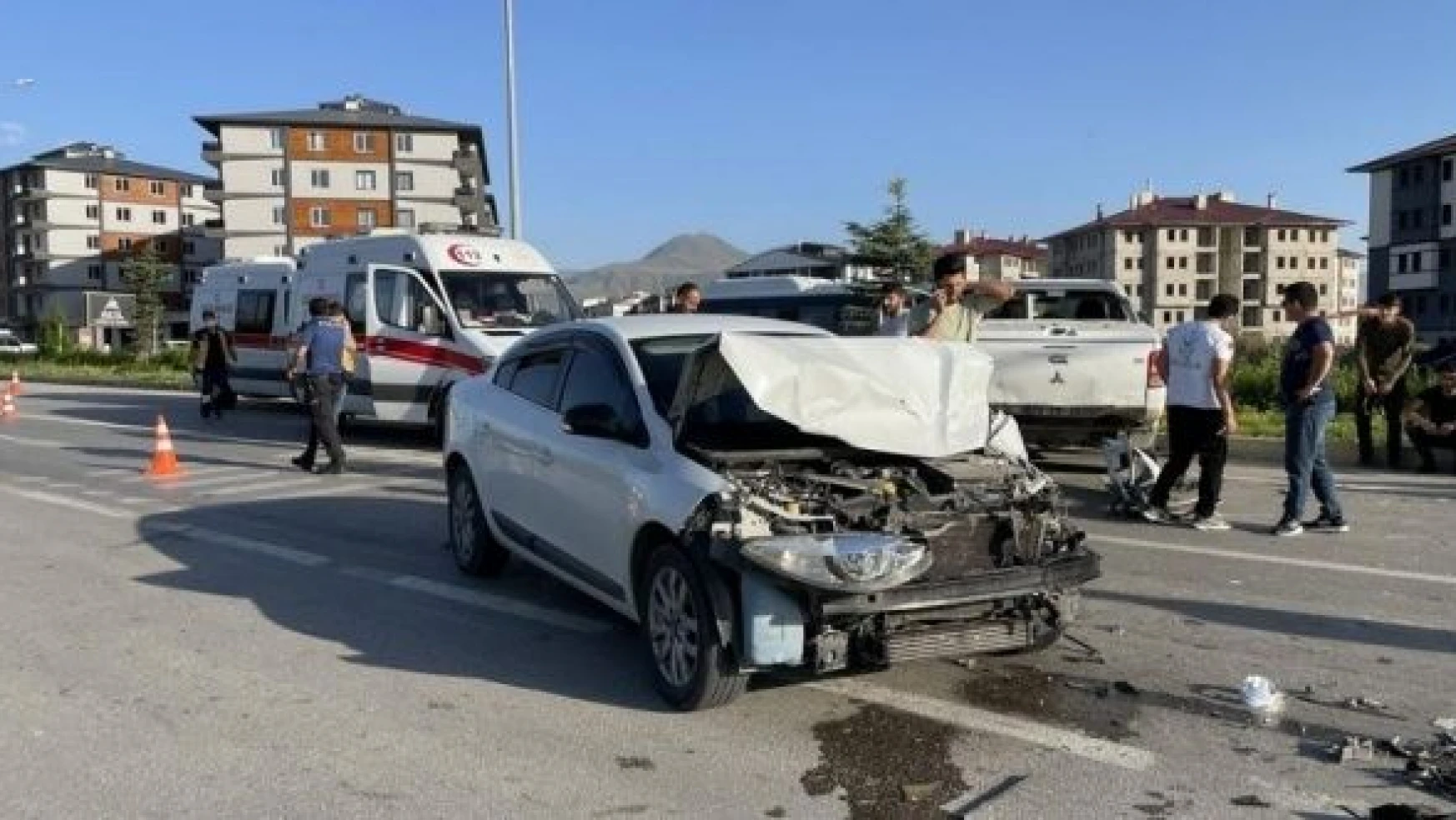 Erzurum'da 3 aracın karıştığı kazada 4 kişi yaralandı