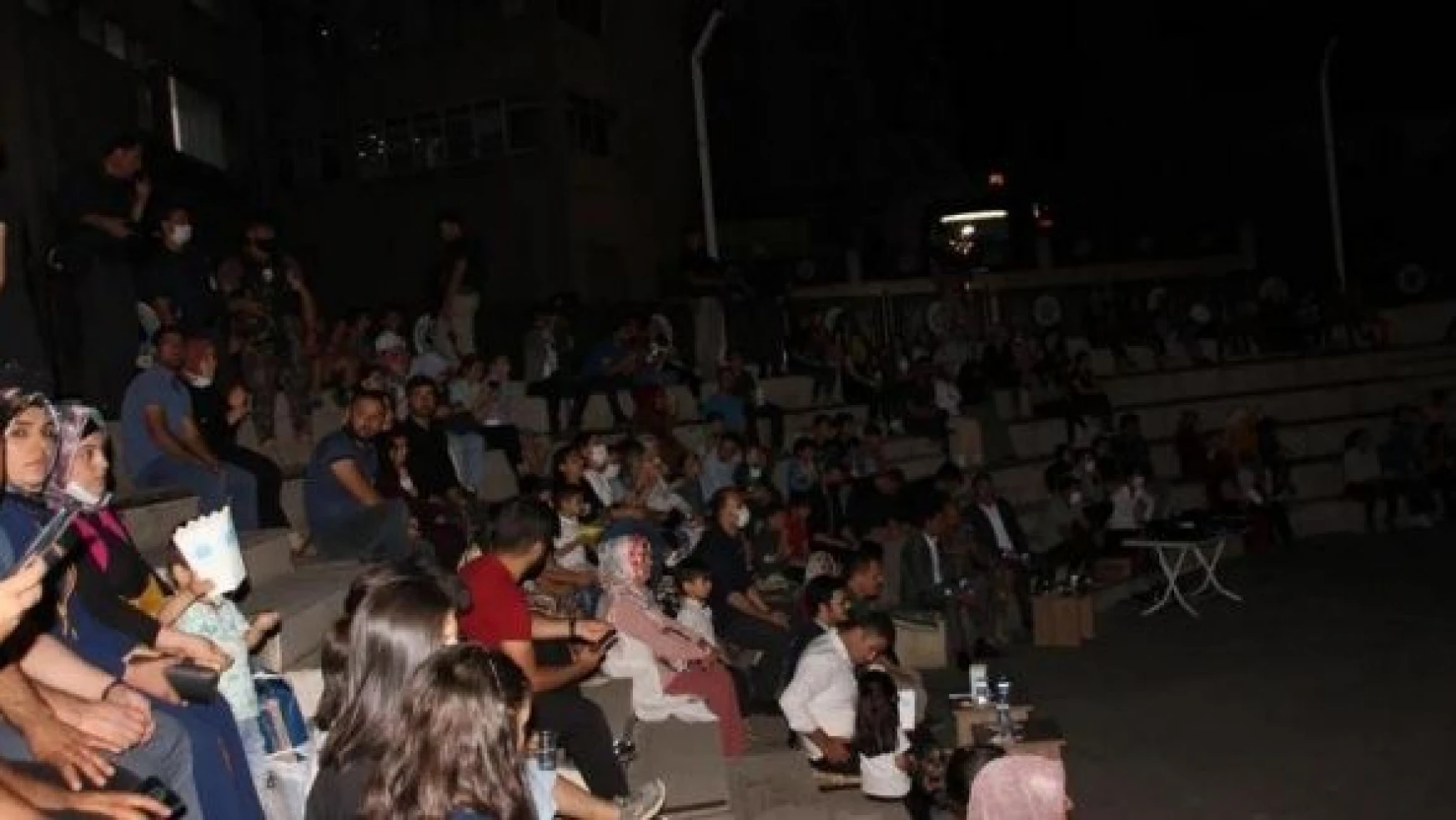 Hakkari'de açık hava sineması keyfi yaşandı