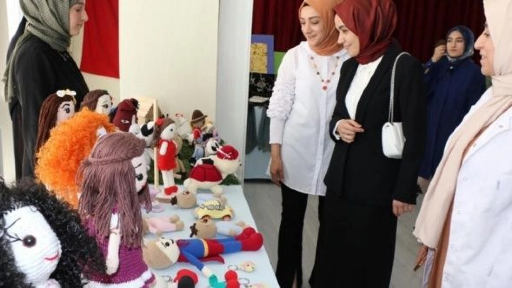 Hizan'da kadınların el emeği ürünleri görücüye çıktı