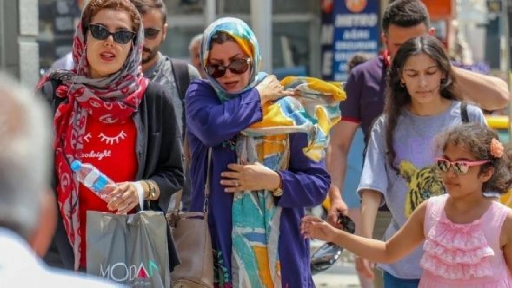İranlı turistler Kurban Bayramı öncesi Van'a akın etti