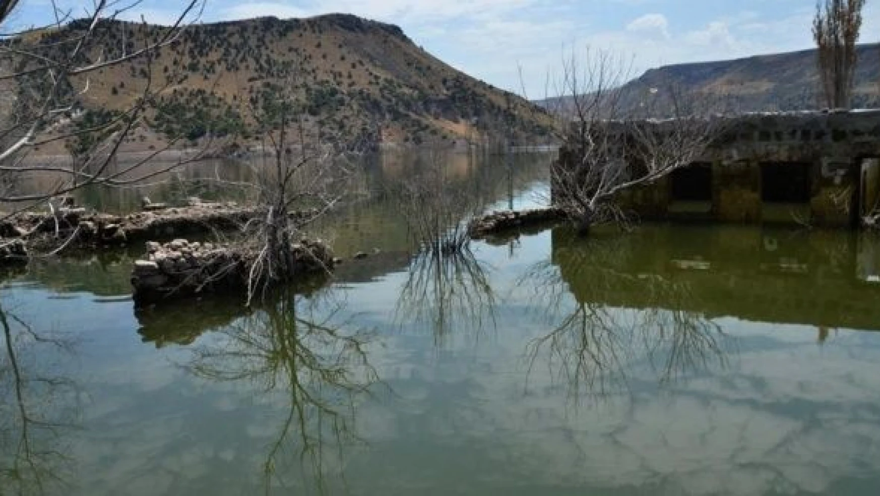 Karakurt HES Barajı'nda su seviyesi düştü,  tarih gün yüzüne çıktı