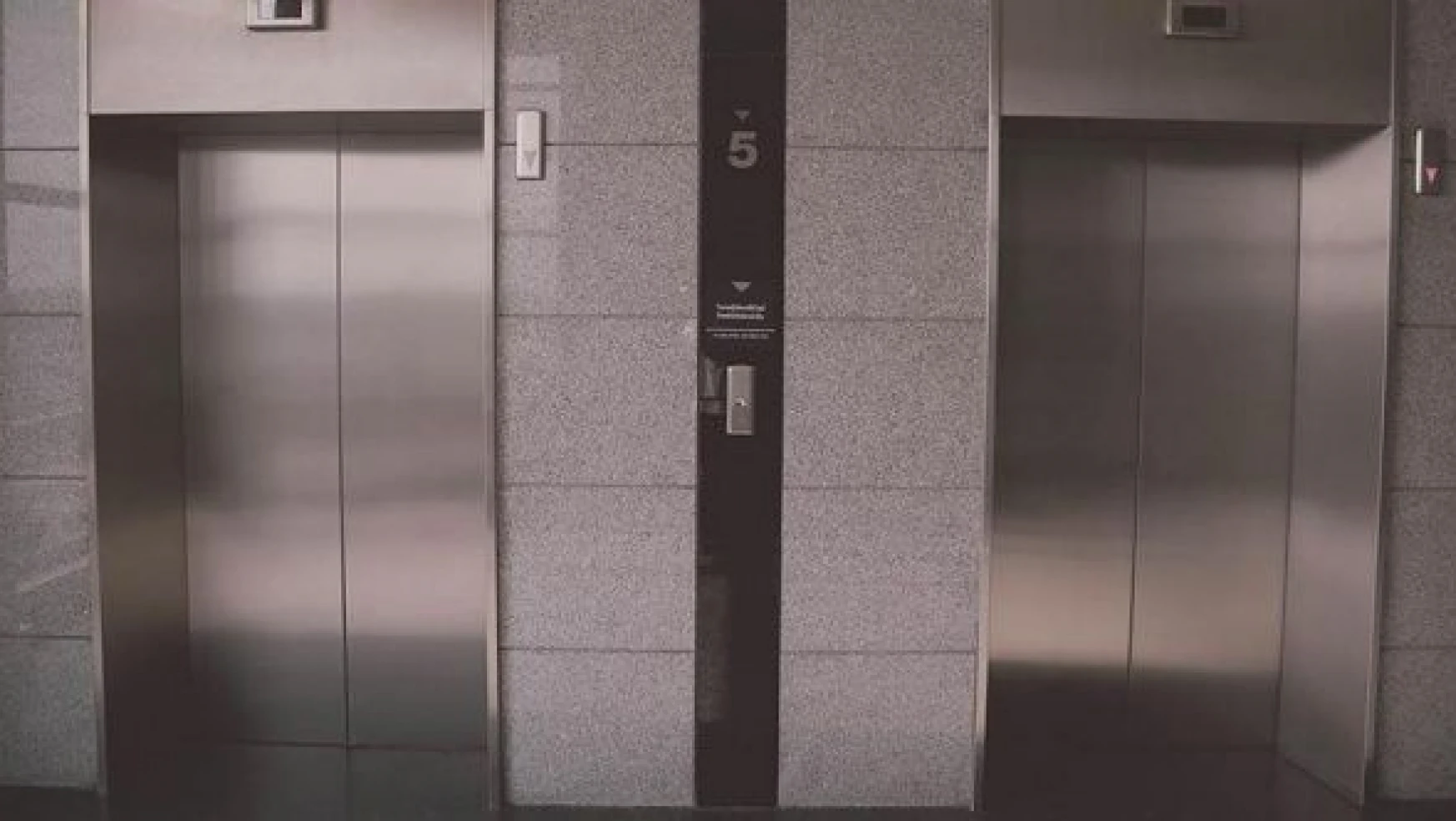 Malatya'da asansör kabini düştü!