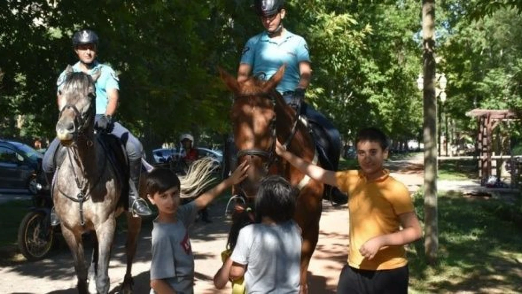 Malatya'da atlı jandarma timine çocuklardan ilgi!
