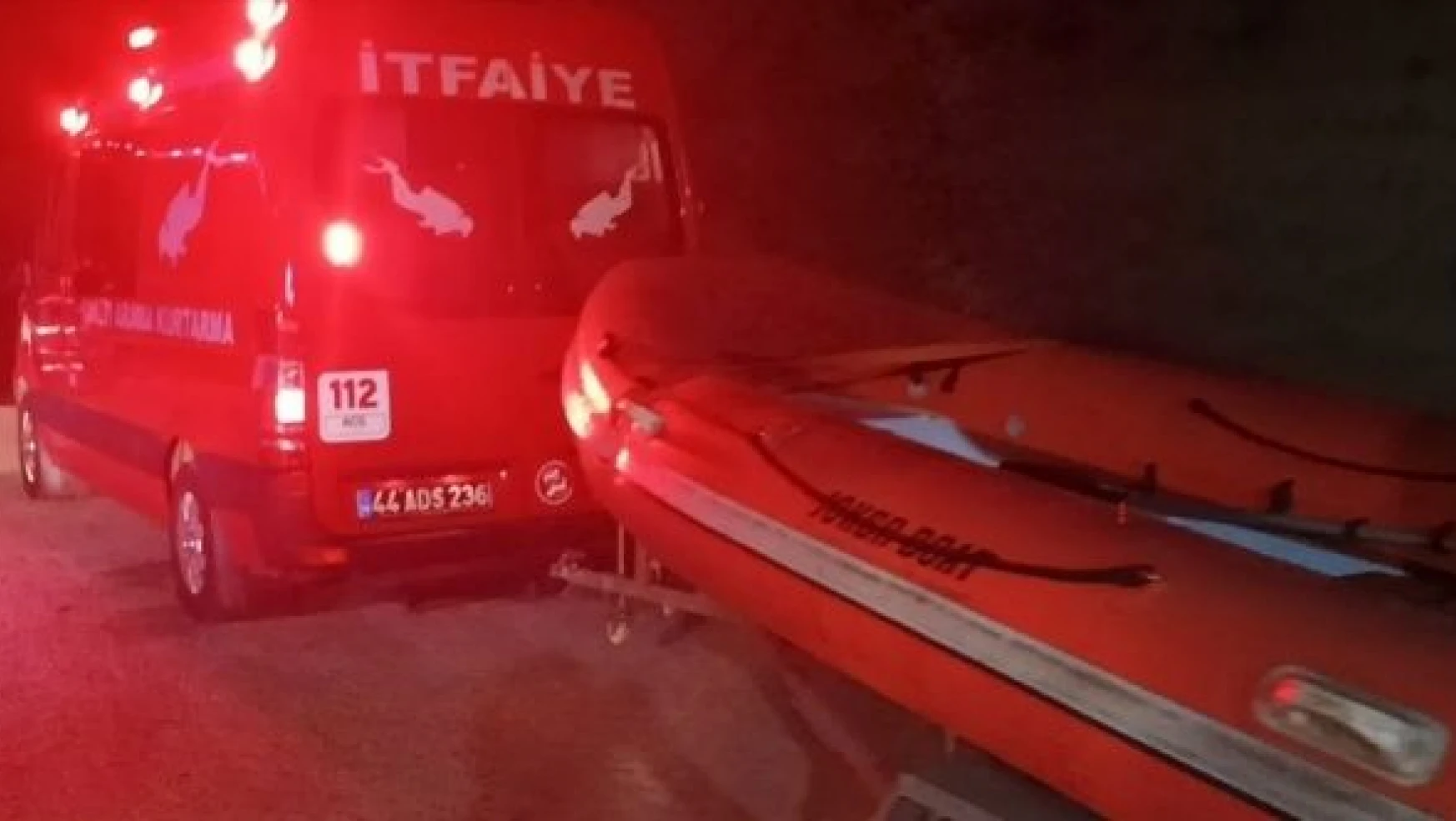 Malatya'da otomobil gölete devrildi