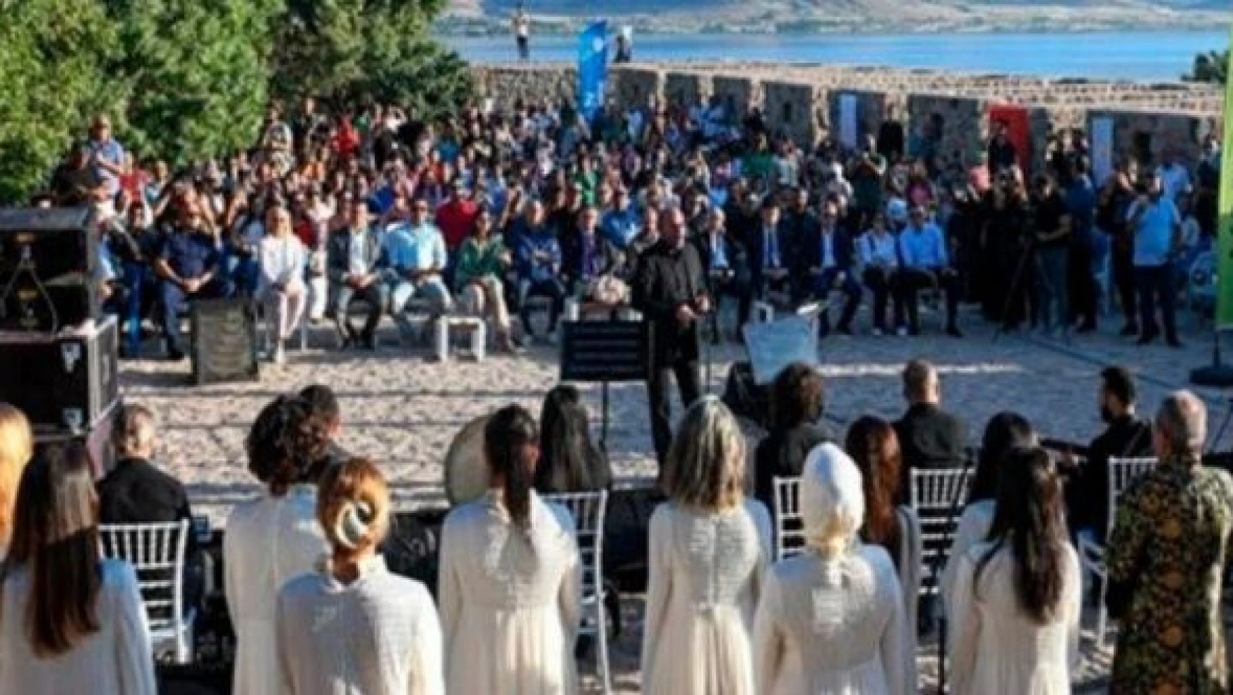 Medeniyetler Korosu'nun Akdamar Adası'ndaki çok dilli konseri büyüledi