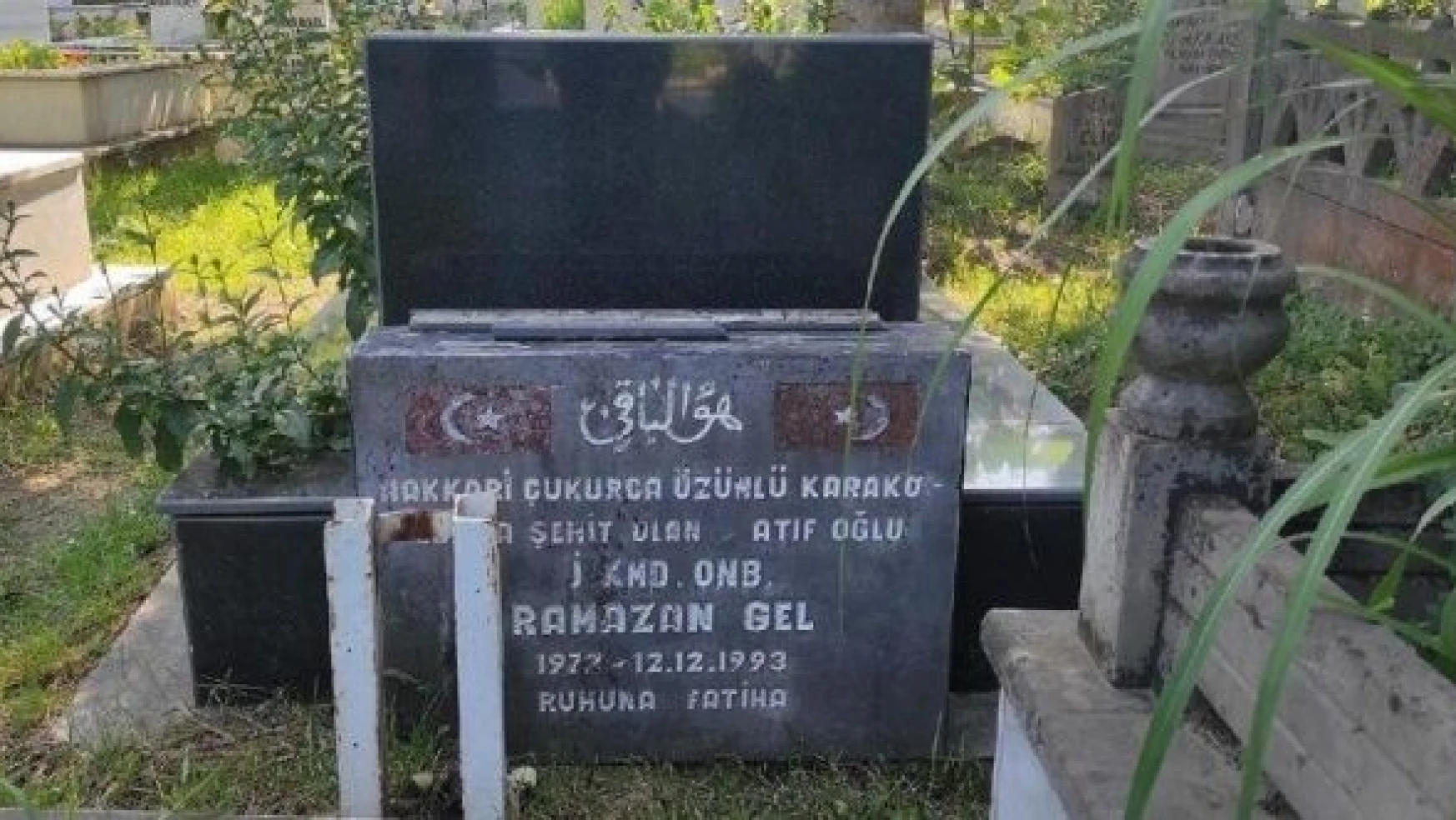 Şehit mezarında Türk bayrağının direğini çaldılar