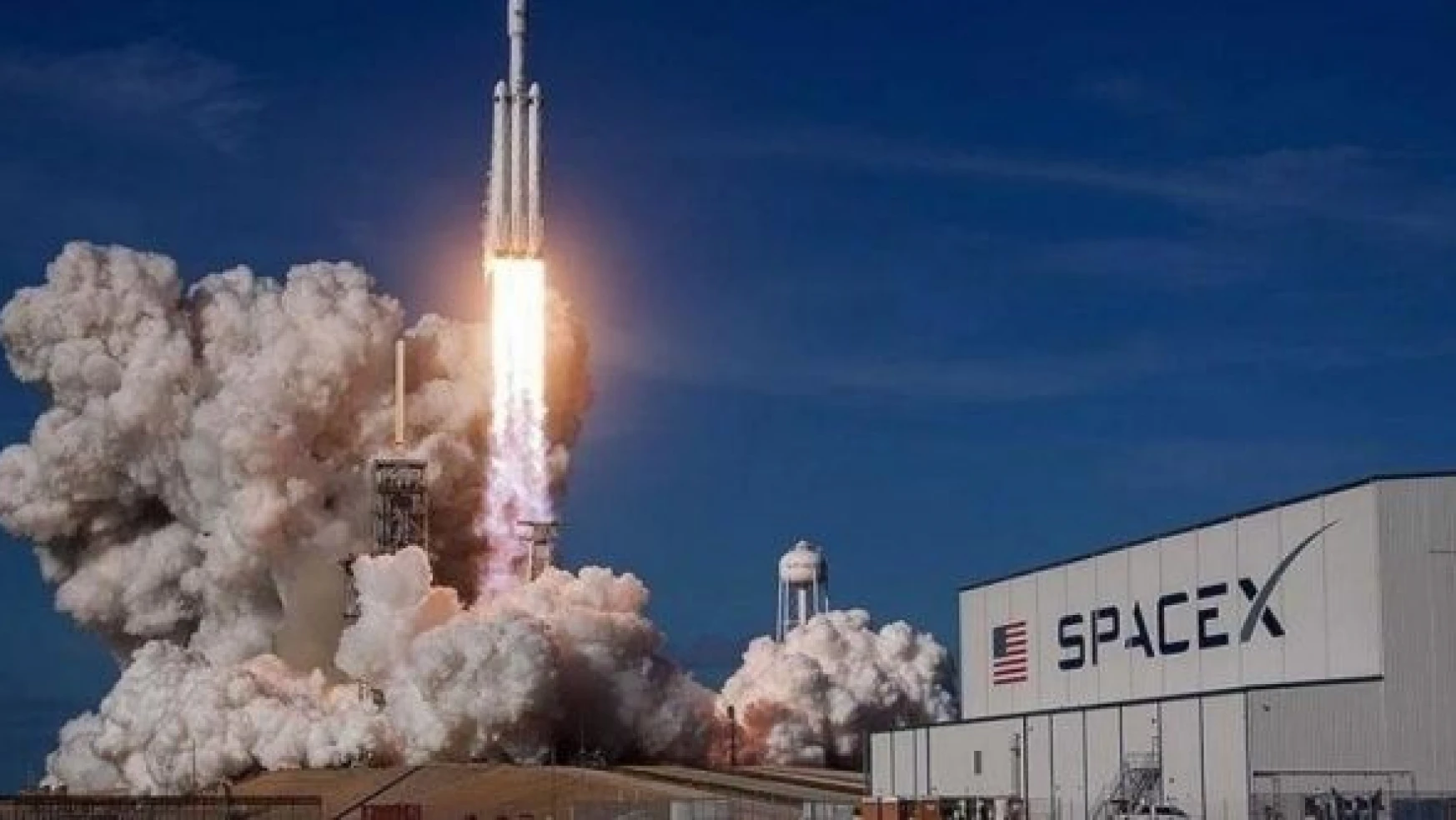 SpaceX roketi alev aldı!