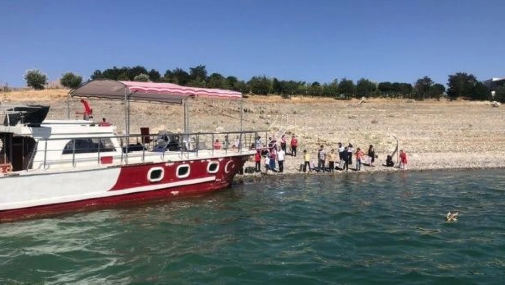 Tunceli'de baraj gölünde vatandaş mahsur kaldı!