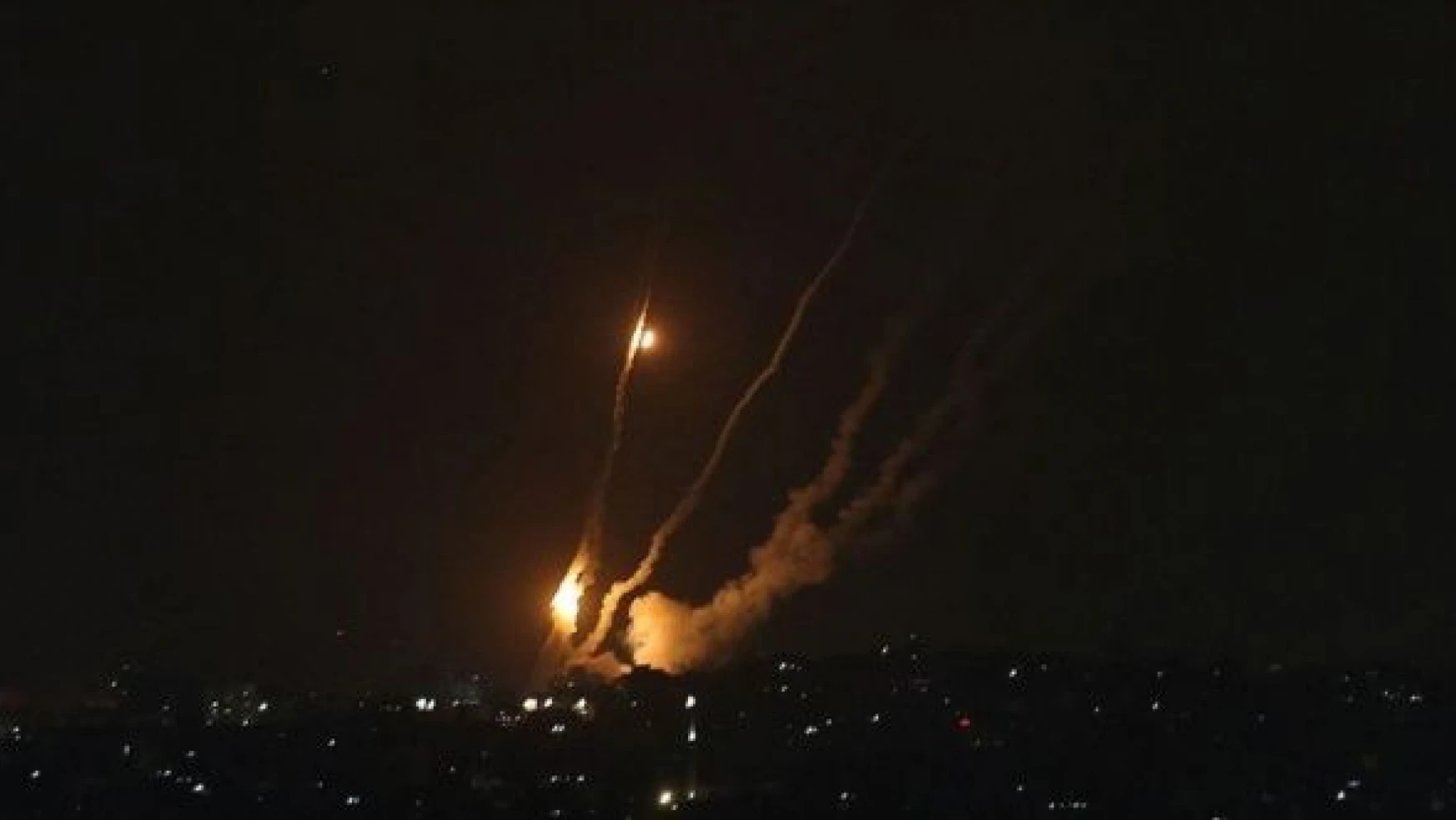 Gazze İsrail saldırılarına tepkisiz kalmadı