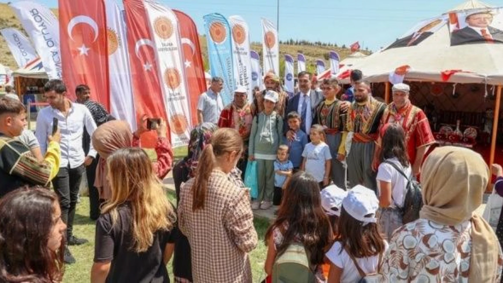 Azerbaycanlılar zaferin gururunu Malazgirt'te de yaşıyor