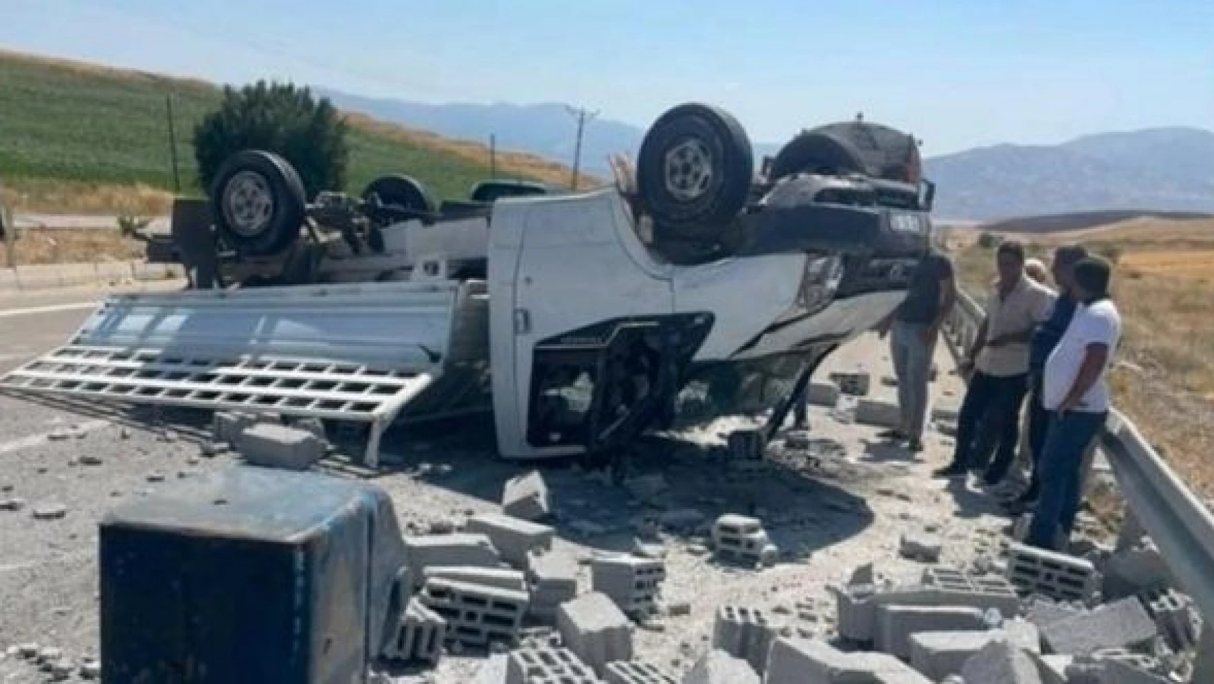 Elazığ'da feci kaza: malzemeler yola saçıldı, 1 kişi öldü