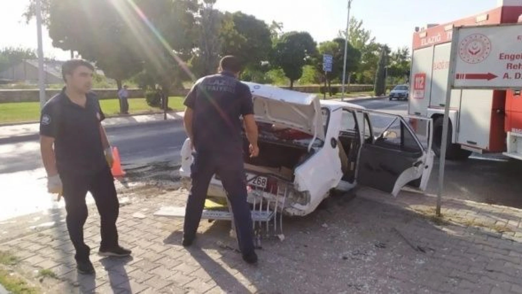 Elazığ'da feci kaza: minibüs ile otomobil birbirine girdi