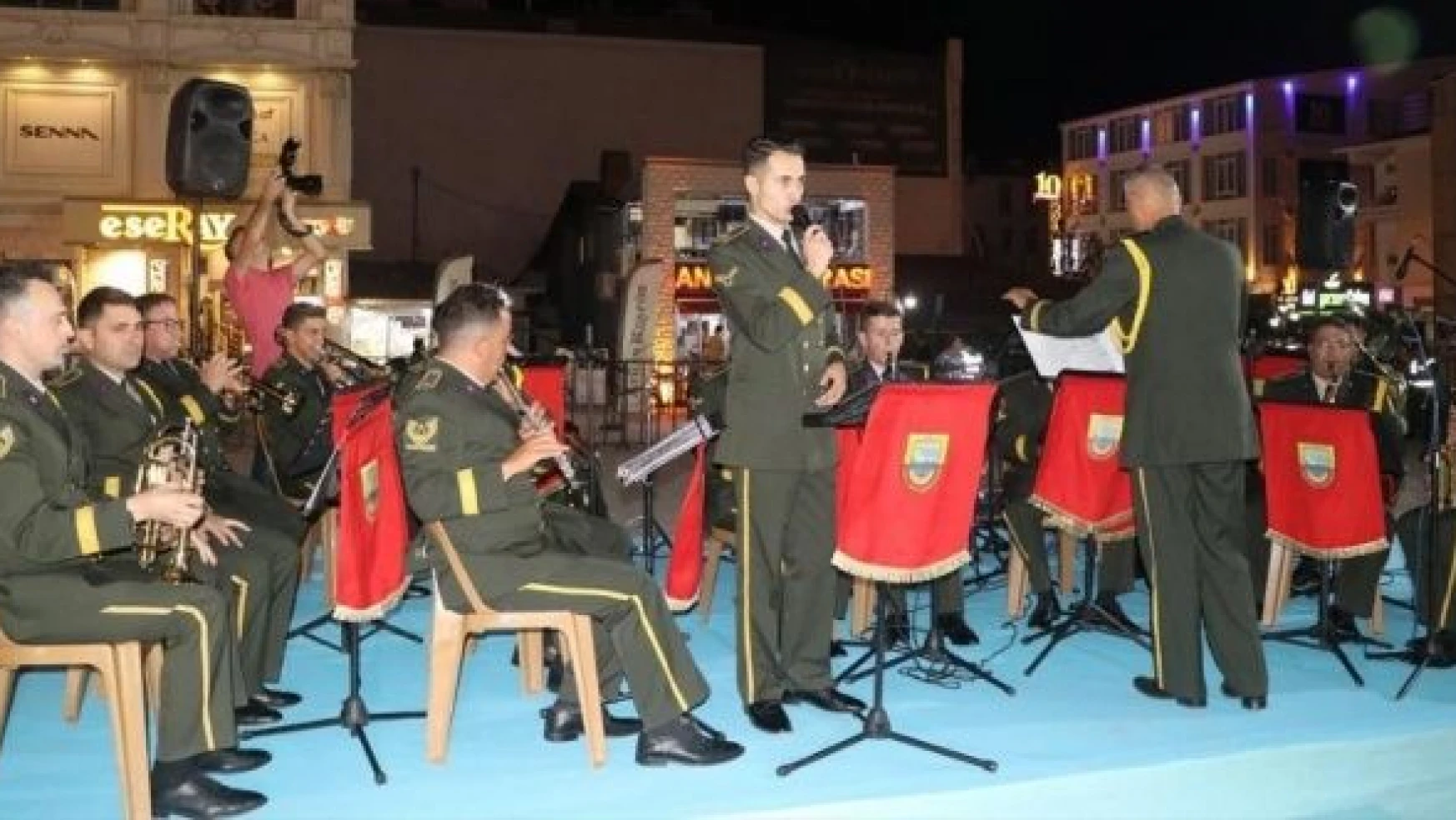 Erzincan'da askeri bandodan Zafer Bayramı konseri