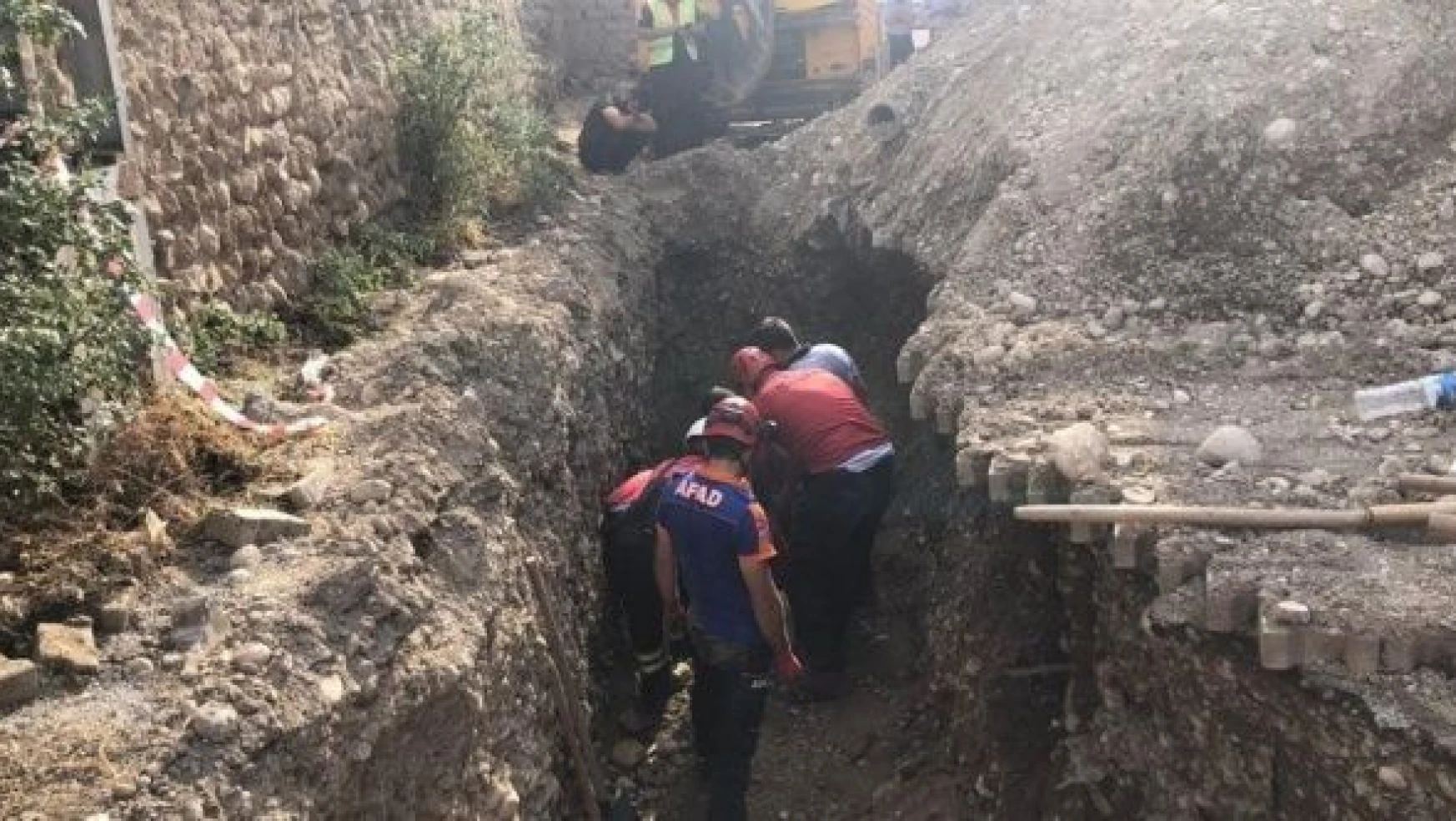 Erzincan'da  göçük altında kalan işçi kurtarıldı