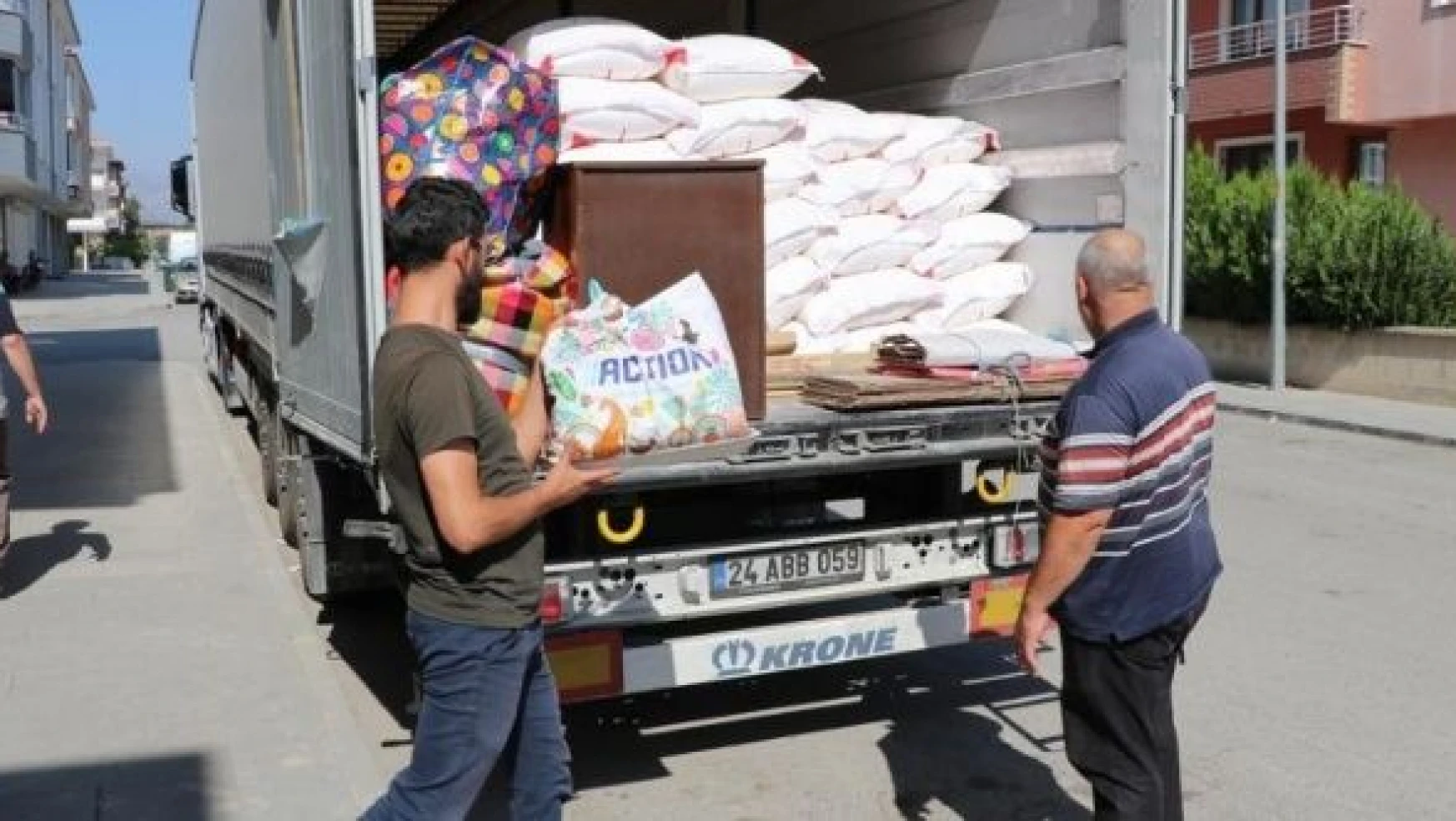 Erzincan'dan 26 ton un yüklü TIR Suriye'ye doğru yola çıktı