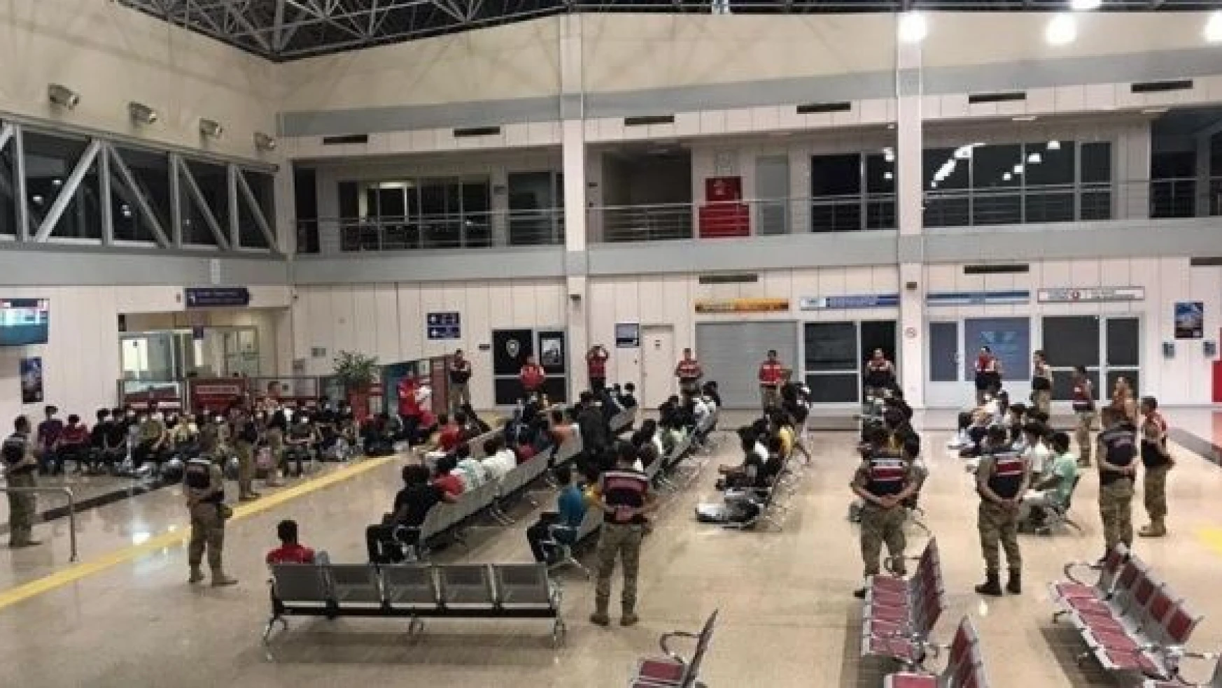 Erzurum'dan Afganistan uyruklu 136 düzensiz göçmen gönderildi
