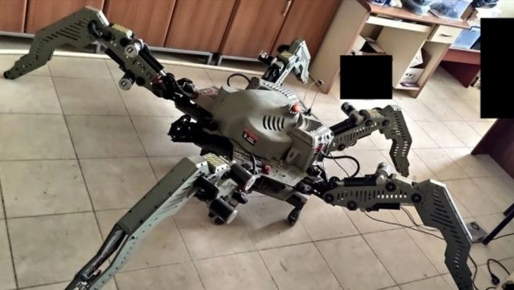 Hakkari Üniversitesi'nde 'mini ekskavatör robotu' geliştirdi