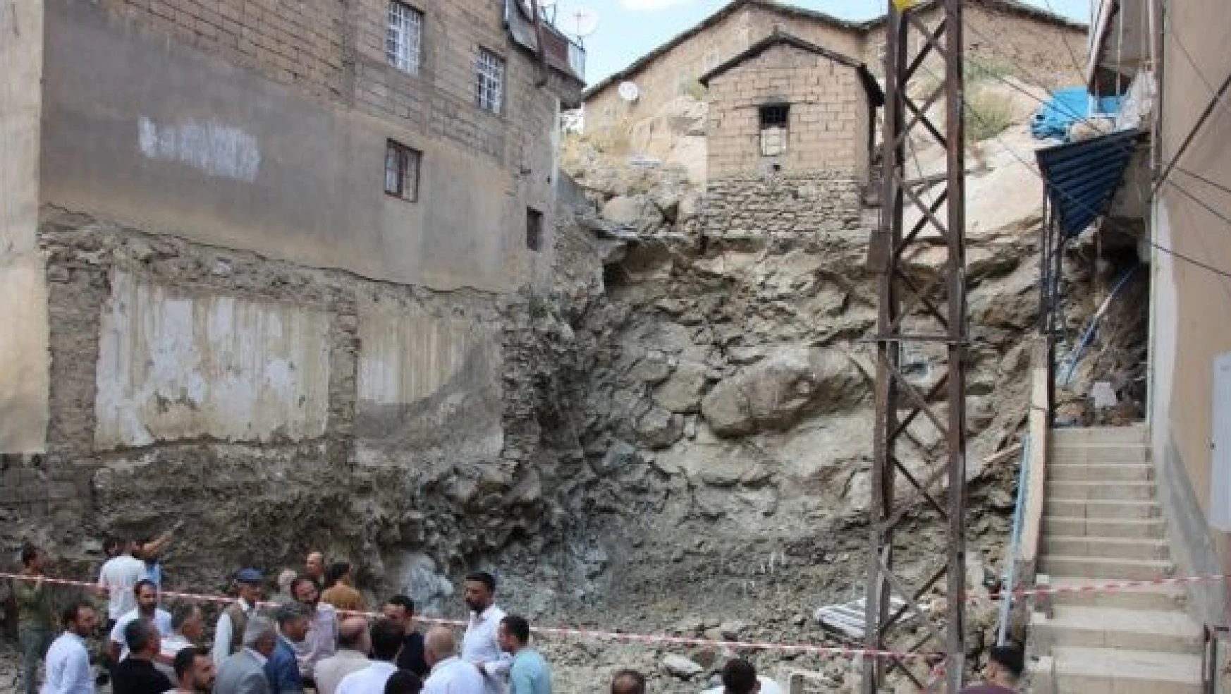 Hakkari'de temel kazısı sırasında mutfak duvarı yıkıldı