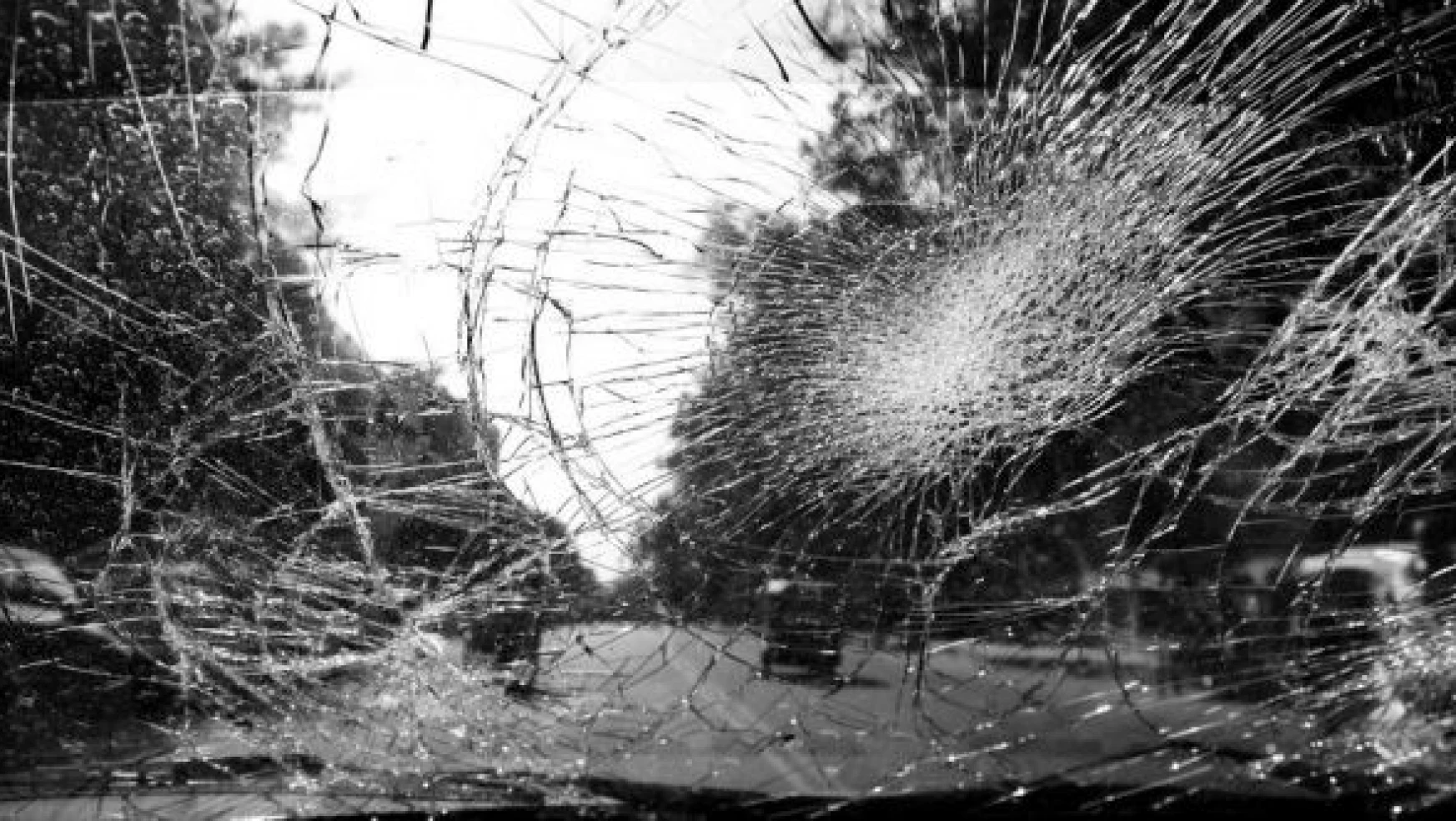 Kars'ta feci kaza: öğrenci midibüsü şarampole uçtu