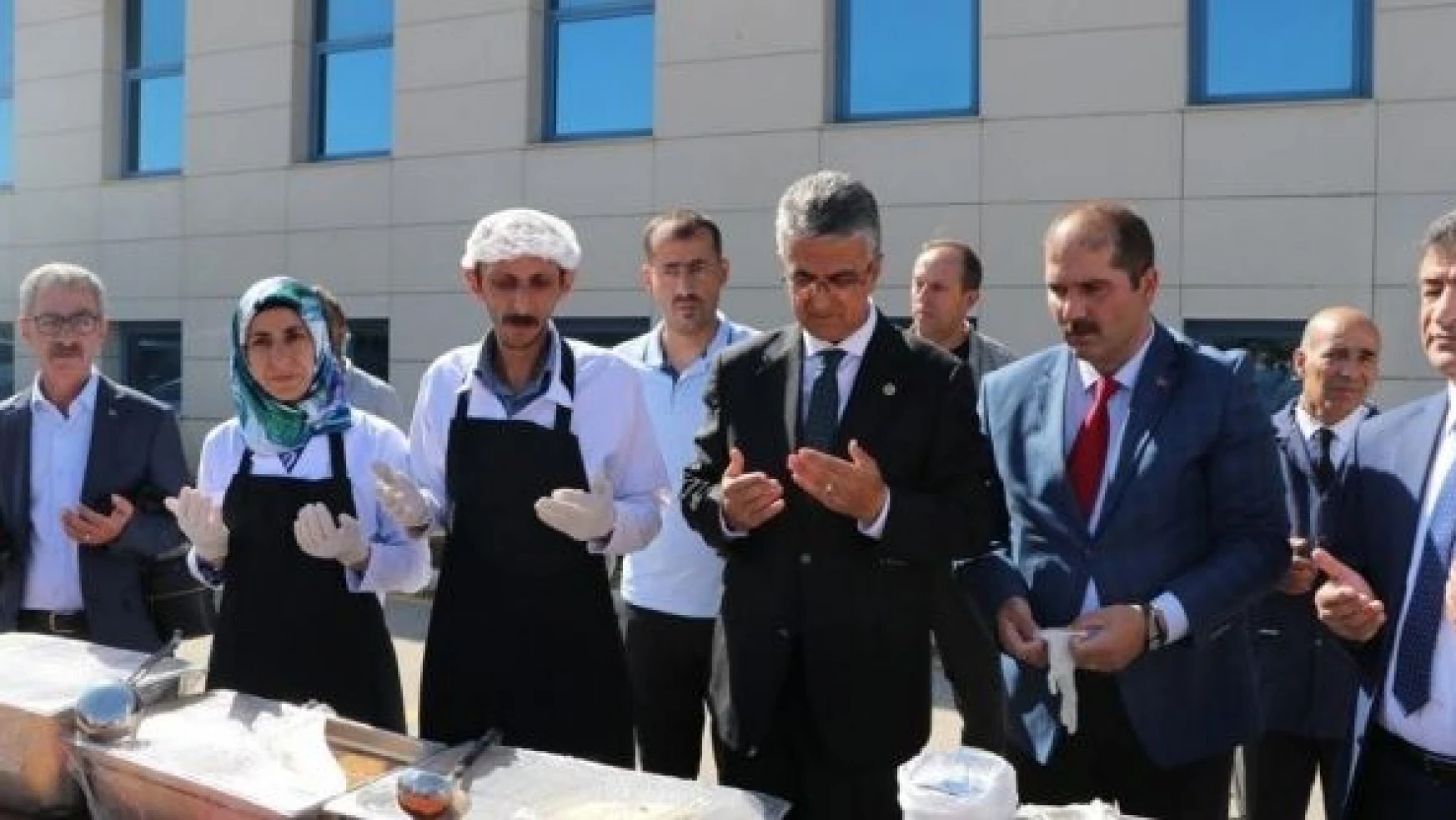 MHP Genel Başkan Yardımcısı Aydın, Erzurum'da aşure dağıttı