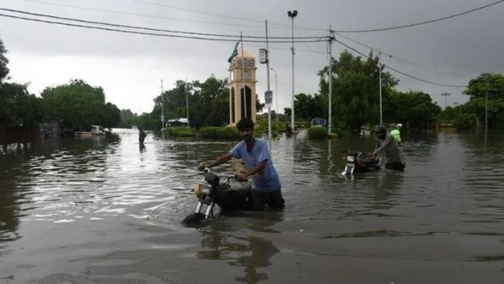 Pakistan'da ulusal acil durum ilan edildi!