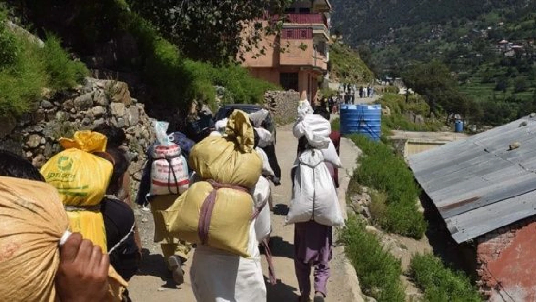 Pakistan'da selzedeler saatlerce yürüyor