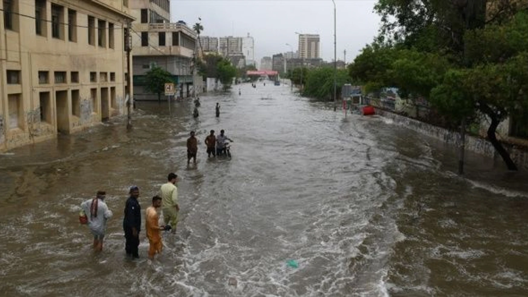 Pakistan'da şiddetli yağışlar can almaya devam ediyor!