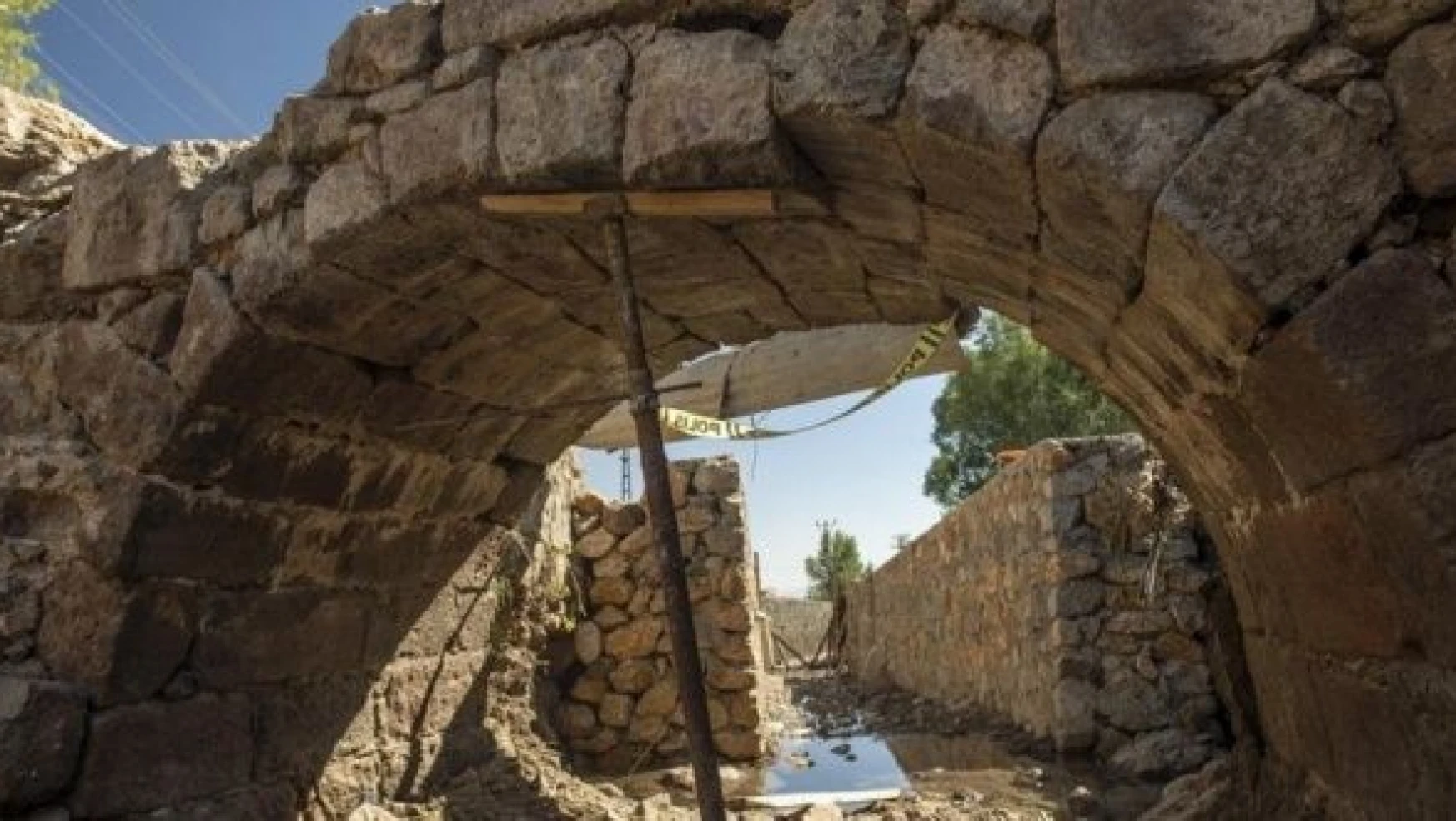 Tunceli'de  'tarihi taş kemerli köprü' bulundu