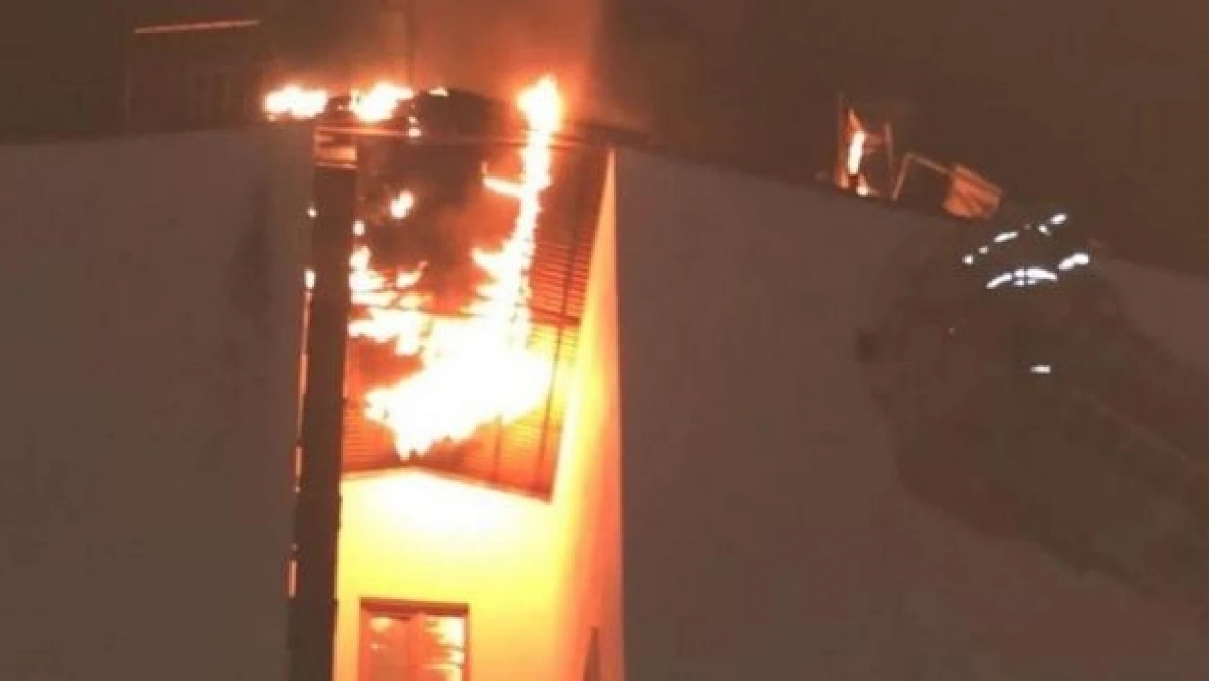 Tunceli'de apartmanın çatısında yangın çıktı!