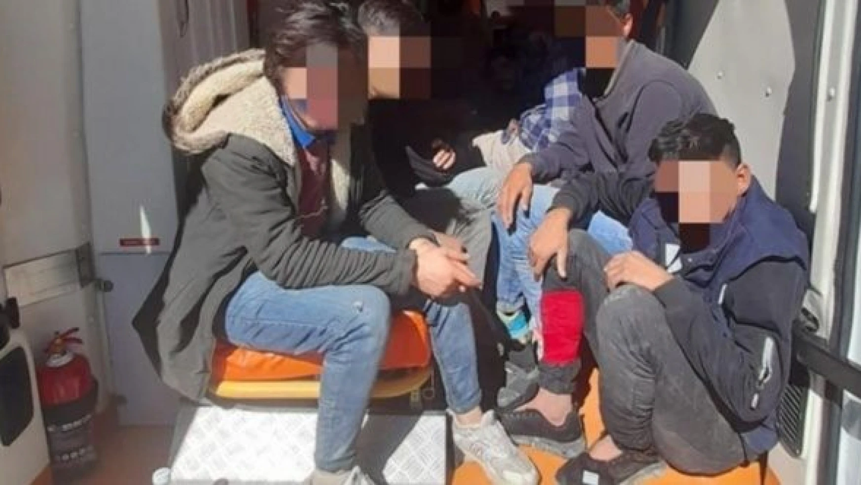 Ağrı'da ambulanstan düzensiz göçmenler çıktı!