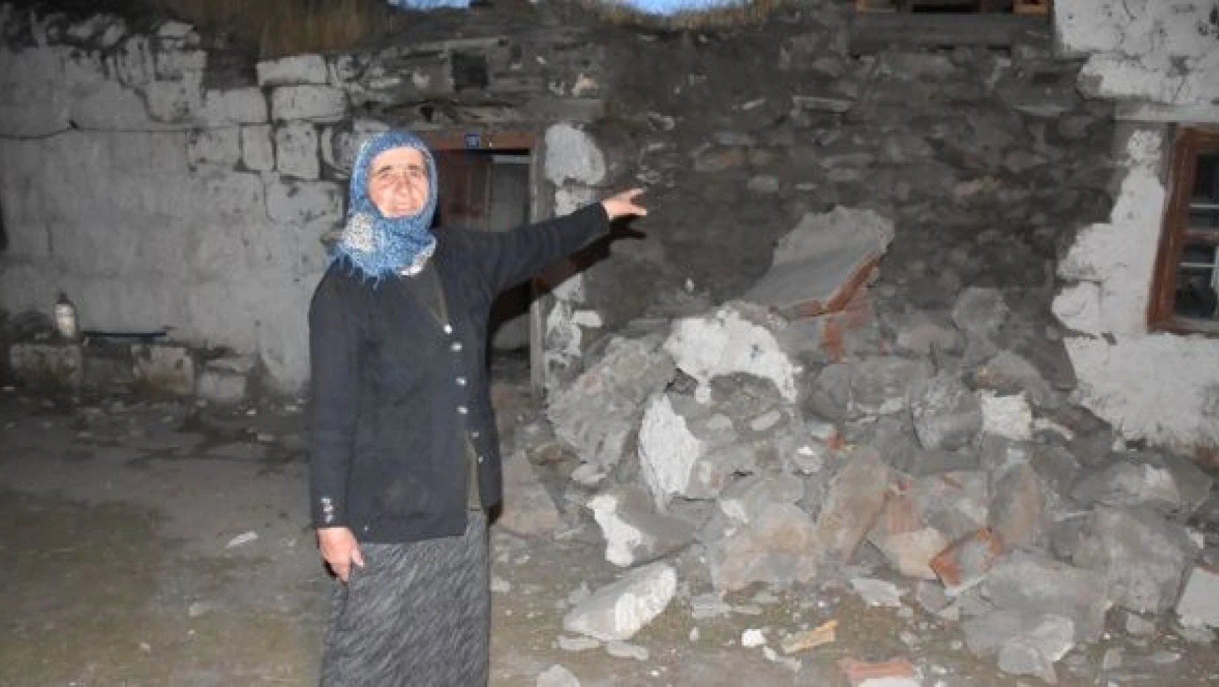 Ardahan'daki depremde taş yapılı evler böyle yıkıldı!