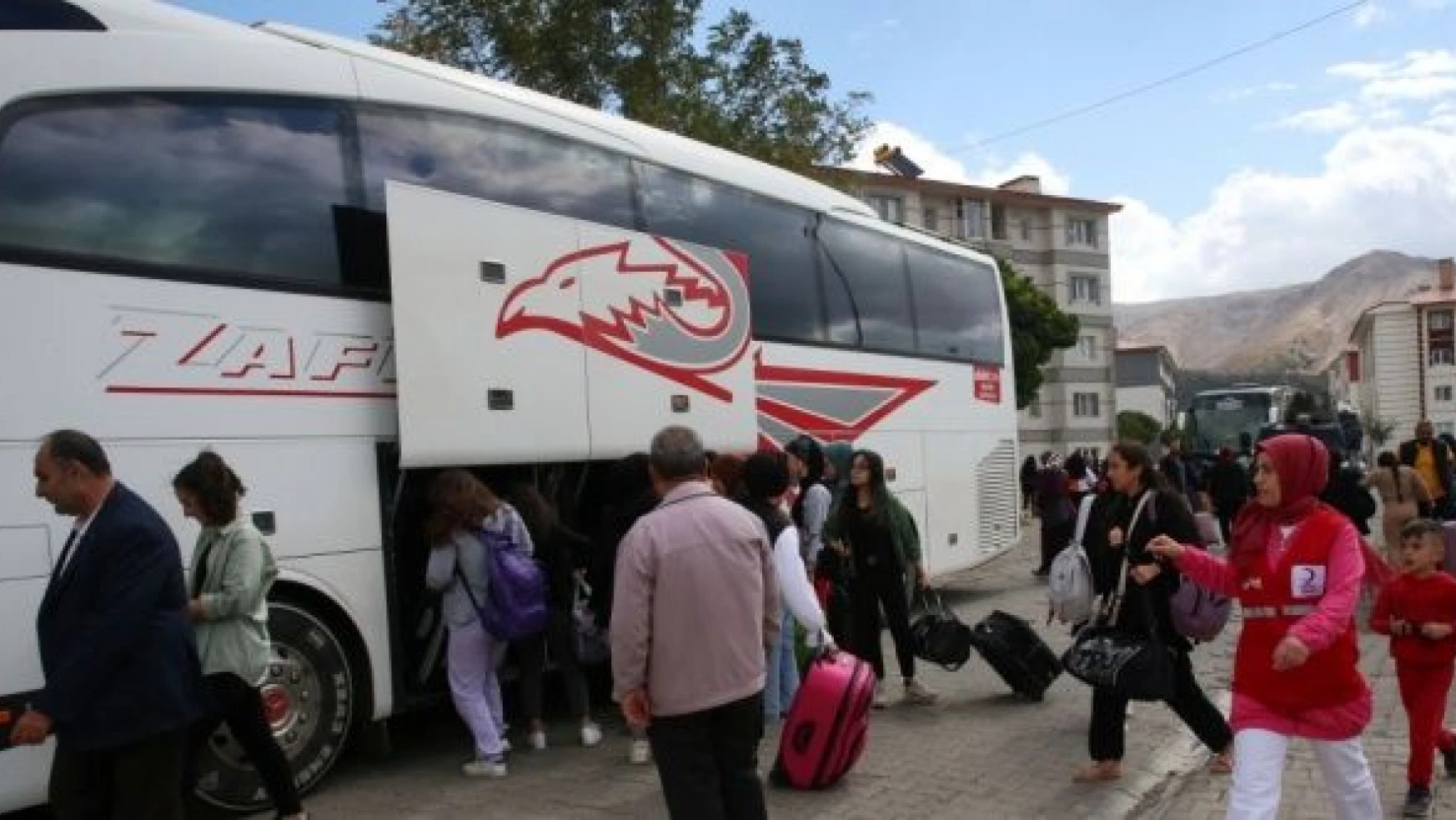 Bitlis'te 220 kız öğrenci 'Hatay Arsuz Uluçınar Kampı'na gönderildi