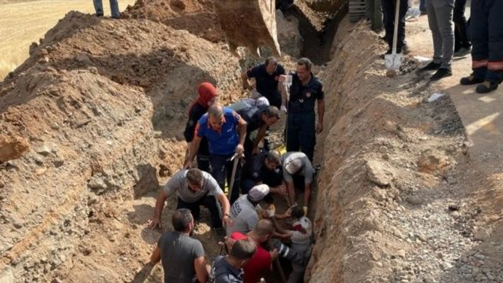 Elazığ'da göçük altında kalan işçi böyle  kurtarıldı!