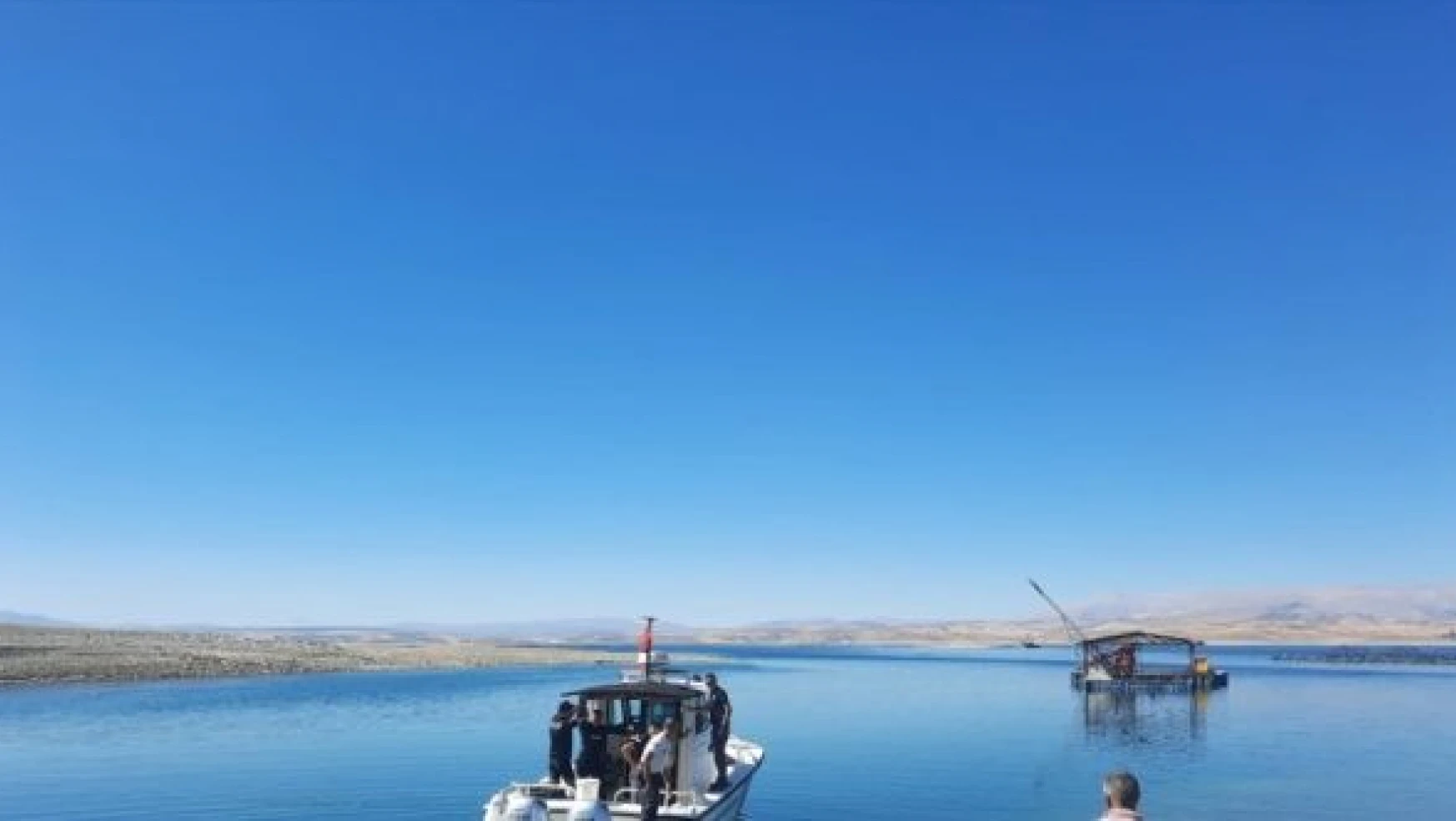 Keban Baraj Gölü'nde balıkçı teknesi battı