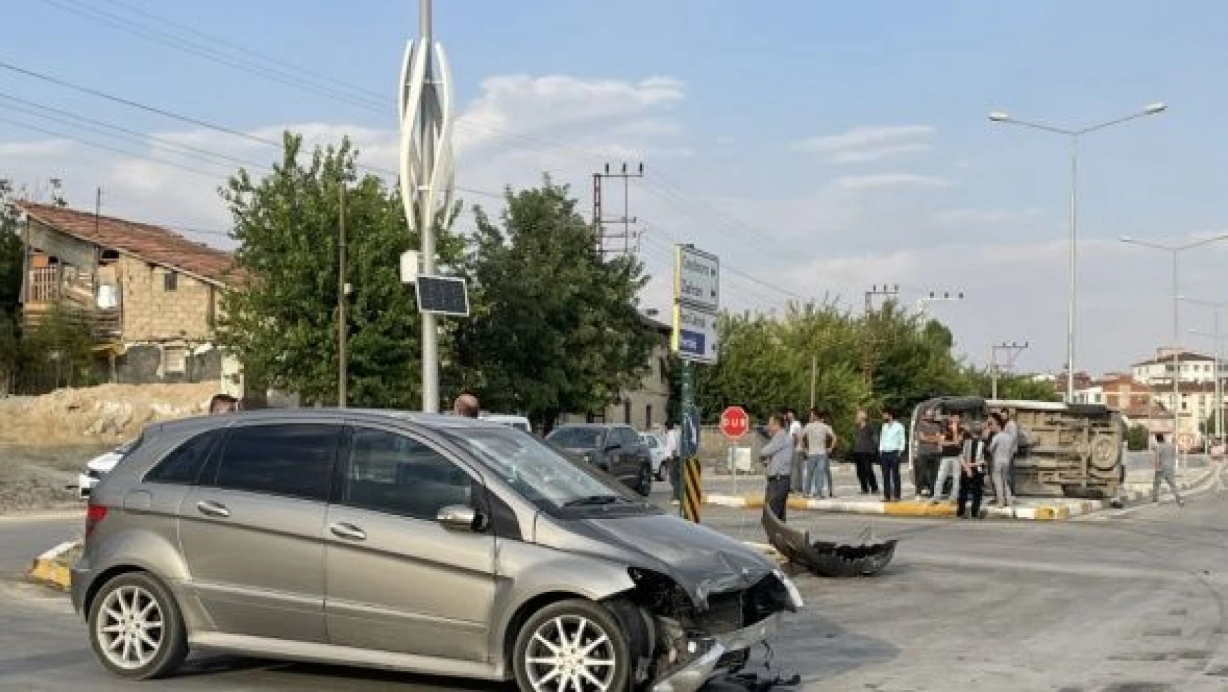 Elazığ'da minibüs ile otomobil çarpıştı