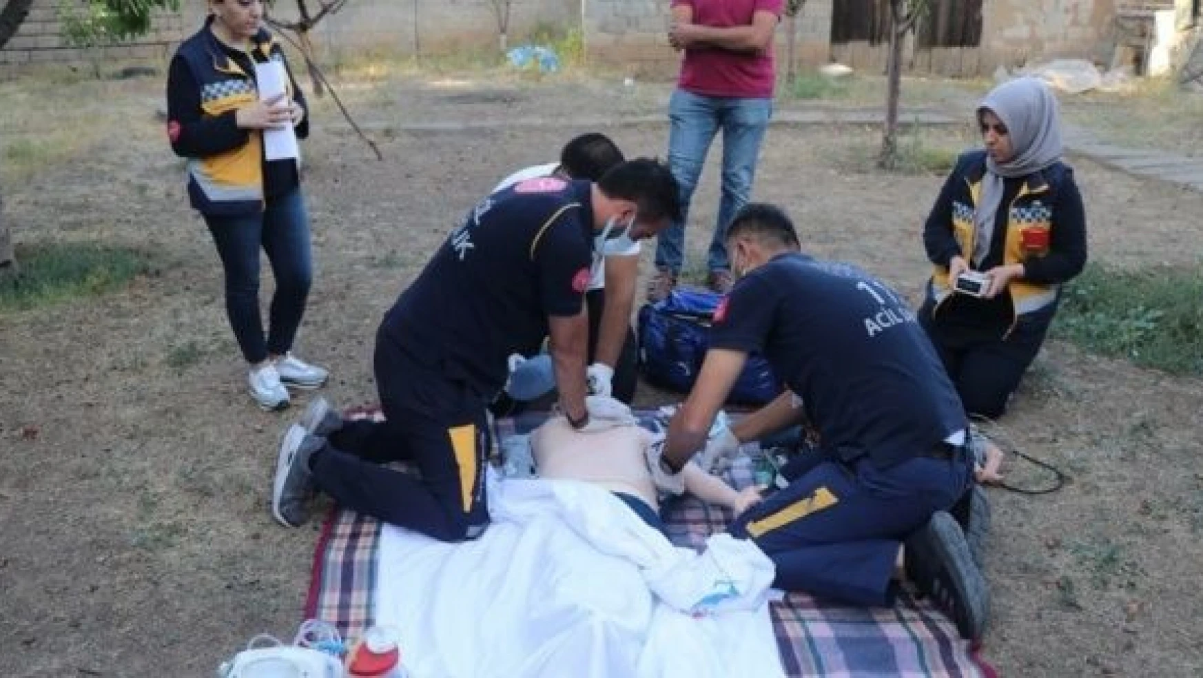 Erzincan'da sağlık ekipleri cansız mankene kalp masajı yaptı