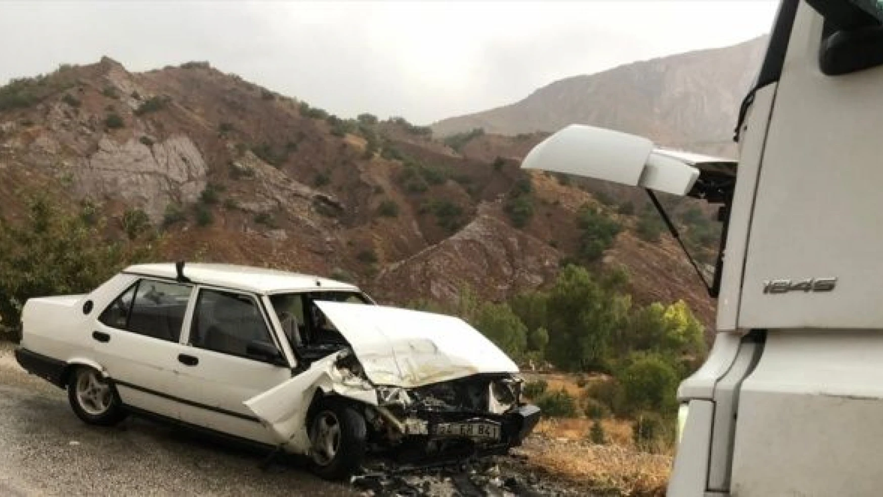 Erzincan'da otomobil ile TIR çarpıştı