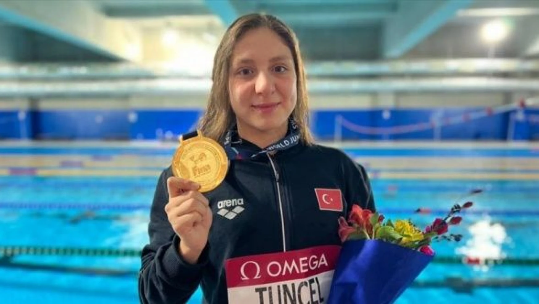 Merve Tuncel, Dünya Gençler Yüzme Şampiyonası'nda altın madalya kazandı
