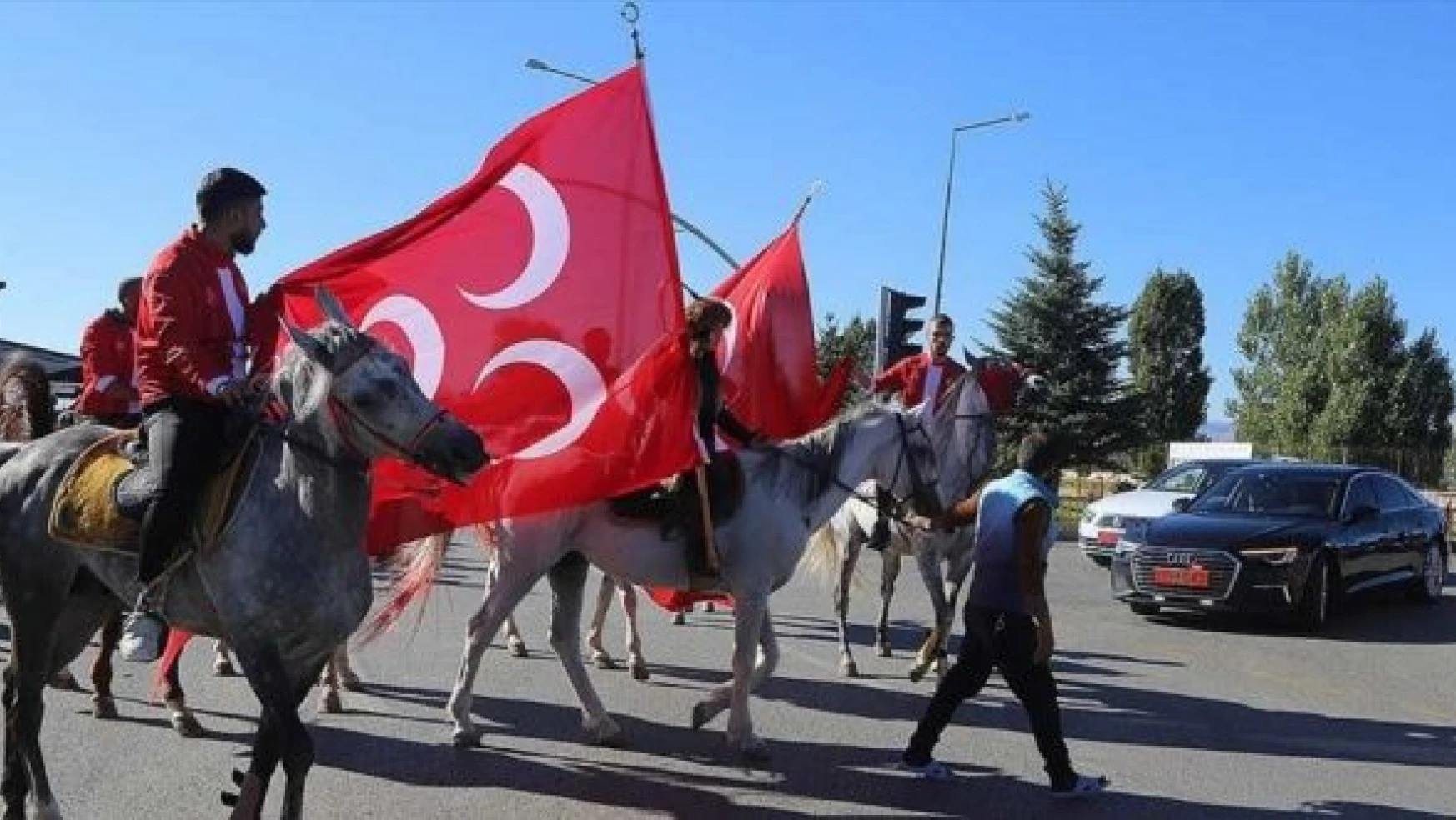 Bahçeli'yi Erzurum'da atlı ciritçiler karşıladı