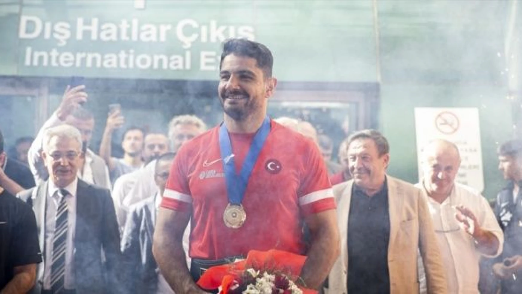 Şampiyon  Taha Akgül, Ankara'da çiçeklerle karşılandı