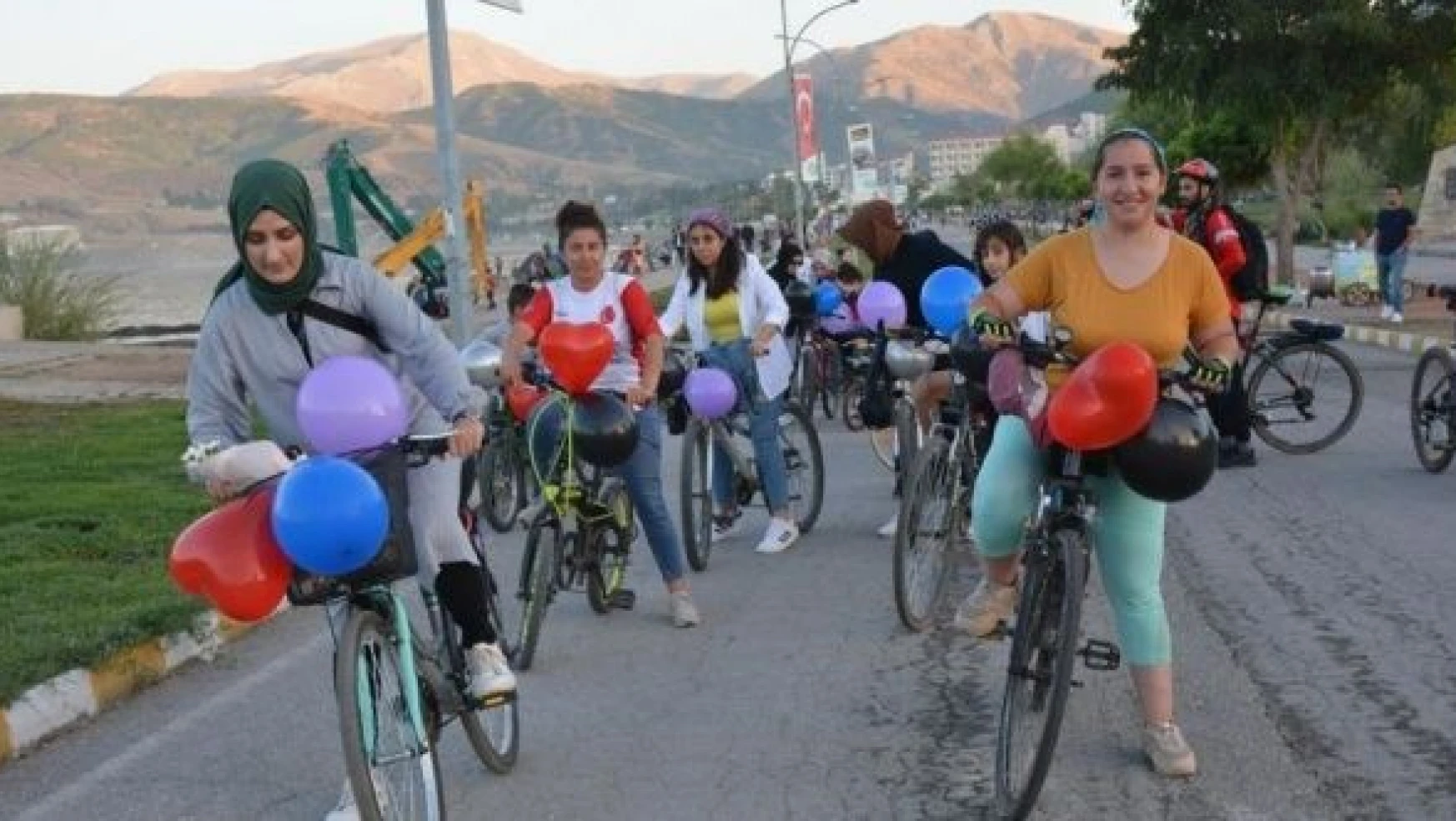 Tatvan'da 'Süslü Kadınlar Bisiklet Turu' düzenlendi
