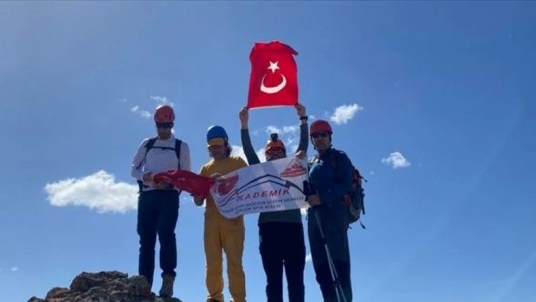 Tendürek zirvesinde artık Türk bayrağı dalgalanıyor