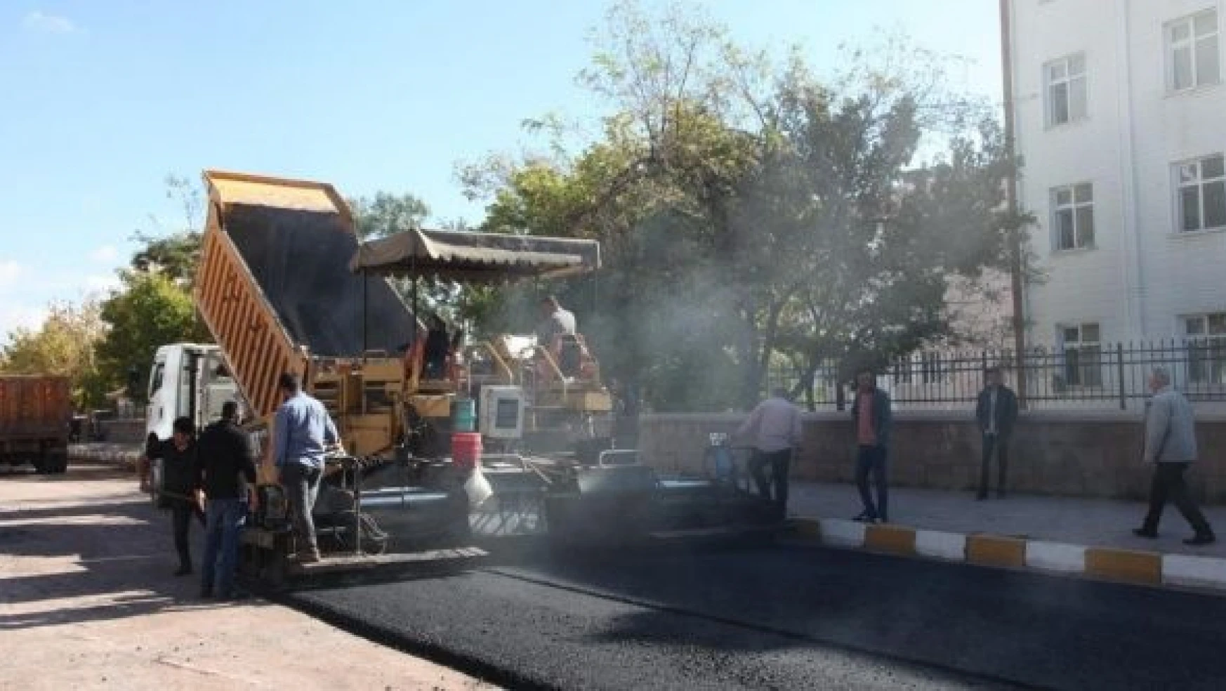 Ahlat 'ta asfalt çalışmaları devam ediyor